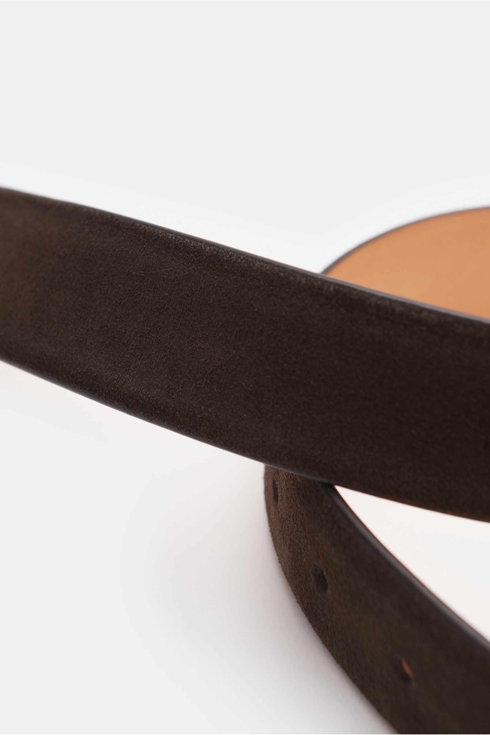 Officine Creative Gürtel dunkelbraun aus edlem Veloursleder mit geschmeidigem Griff, Dornschließe aus brüniertem Messing, zwei Durchzugschlaufen, Breite 3,5 cm, Made in Italy, Nahaufnahme schräg von vorne.