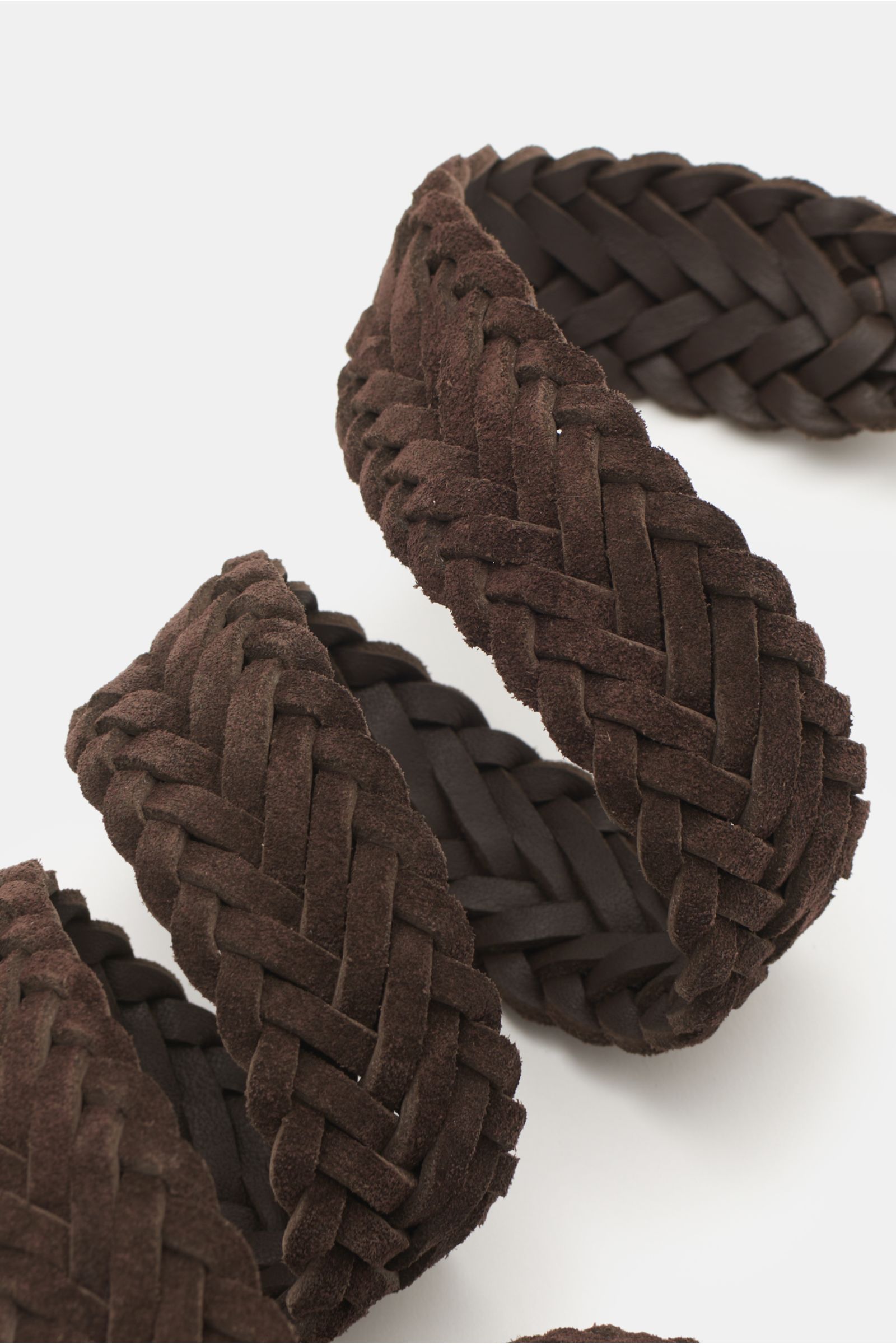 Officine Creative Flechtgürtel dunkelbraun aus edlem Veloursleder mit aufwendigem Flechtdesign, stufenlos verstellbar, Nahaufnahme schräg von oben.