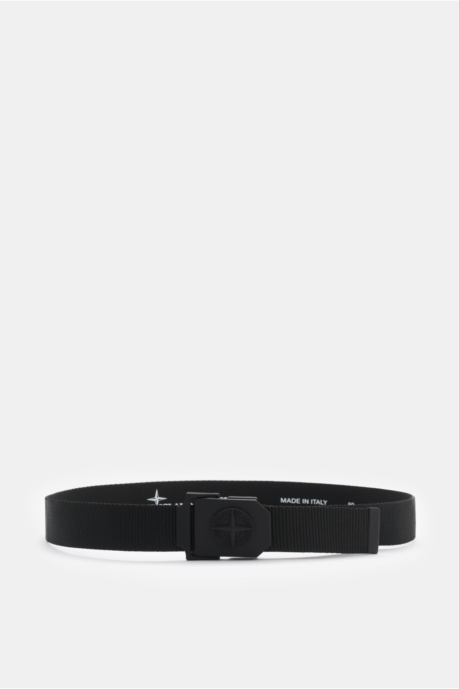 Stone Island Gürtel schwarz, gewebt aus hochwertiger Microfaser, seitliche Ansicht mit gummierter mattschwarzer Koppelschließe und ikonischem Kompass-Motiv, stufenlos verstellbar, Made in Italy.