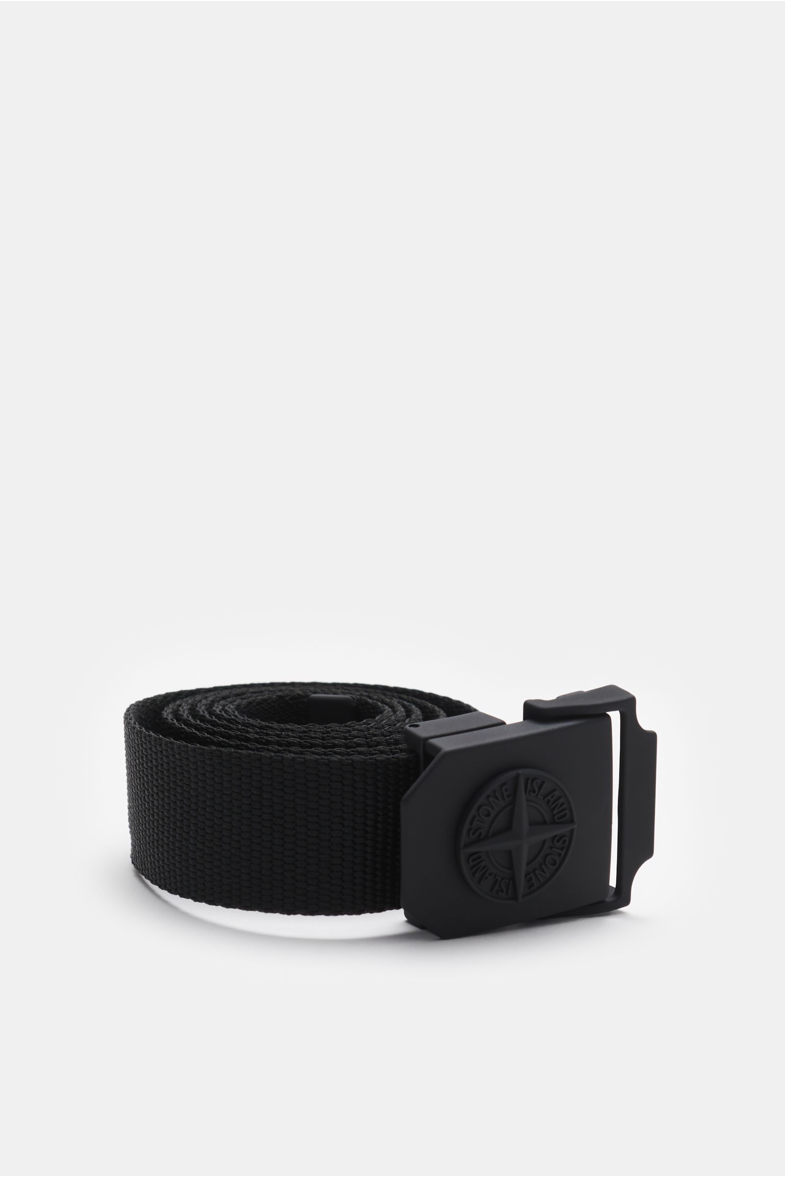 Stone Island Gürtel schwarz aus hochwertiger Microfaser, stufenlos verstellbar mit gummierter Koppelschließe und ikonischem Kompass-Motiv, frontal fotografiert.