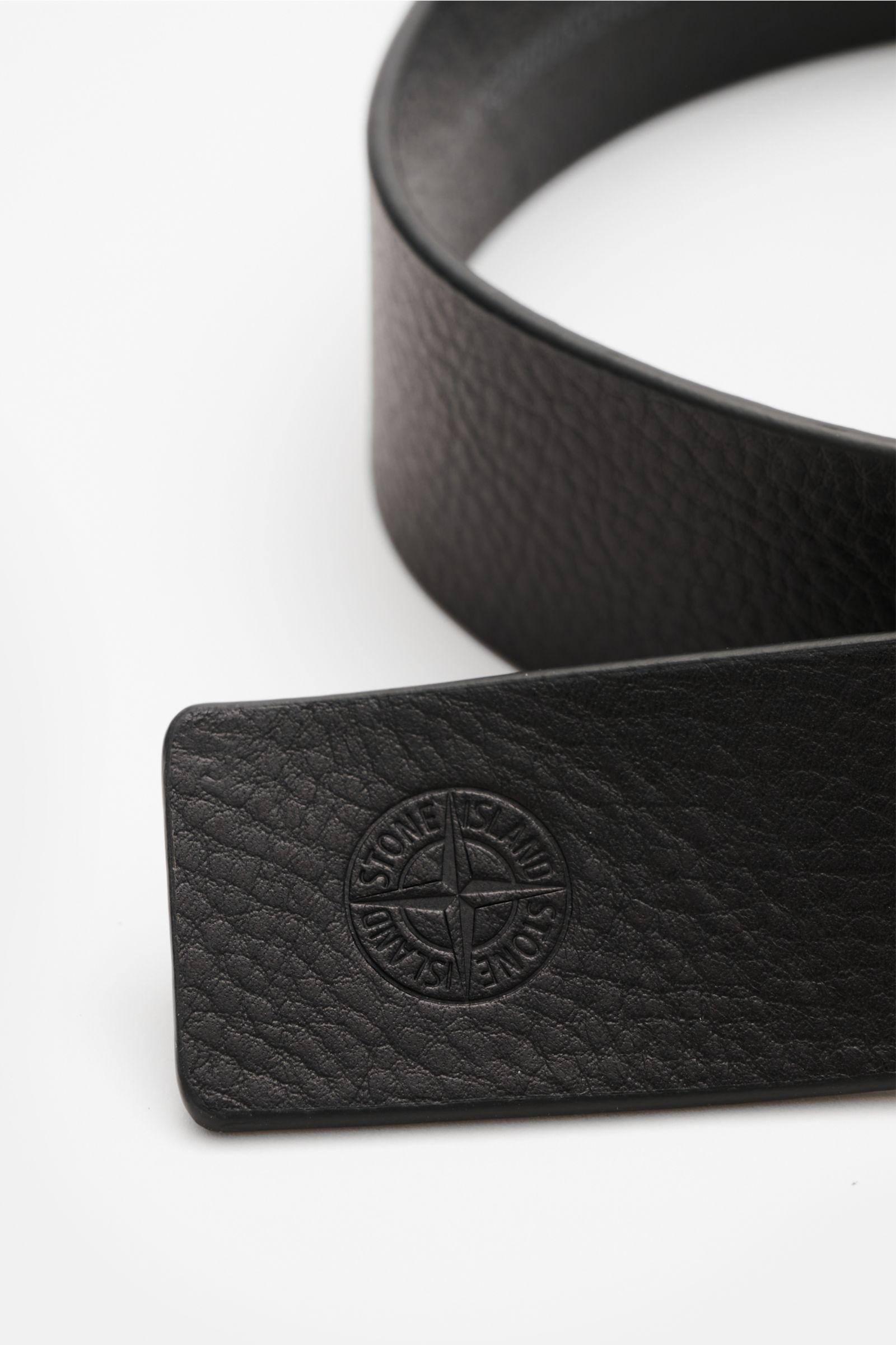 Stone Island Gürtel schwarz aus edlem Rindsleder mit charakteristischer Narbung, STONE ISLAND Logo-Prägung, matte Dornschließe, Made in Italy, 4 cm breit, Detailansicht von oben.