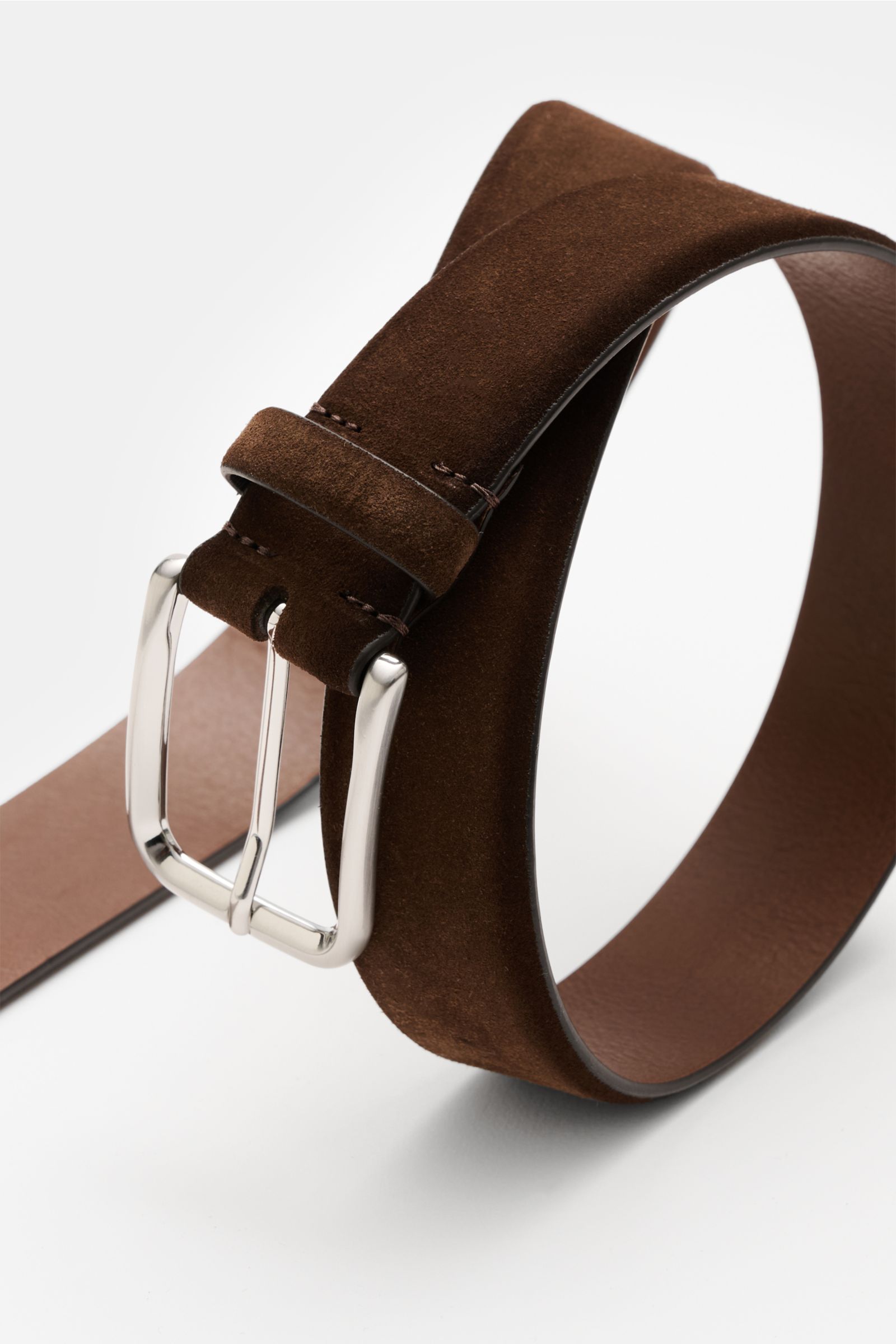 Veneta Cinture Belt brown in smooth suede with slight colour gradient, brass pin buckle, one loop, 3.5 cm wide, made in Italy, shown from a close-up front angle.
