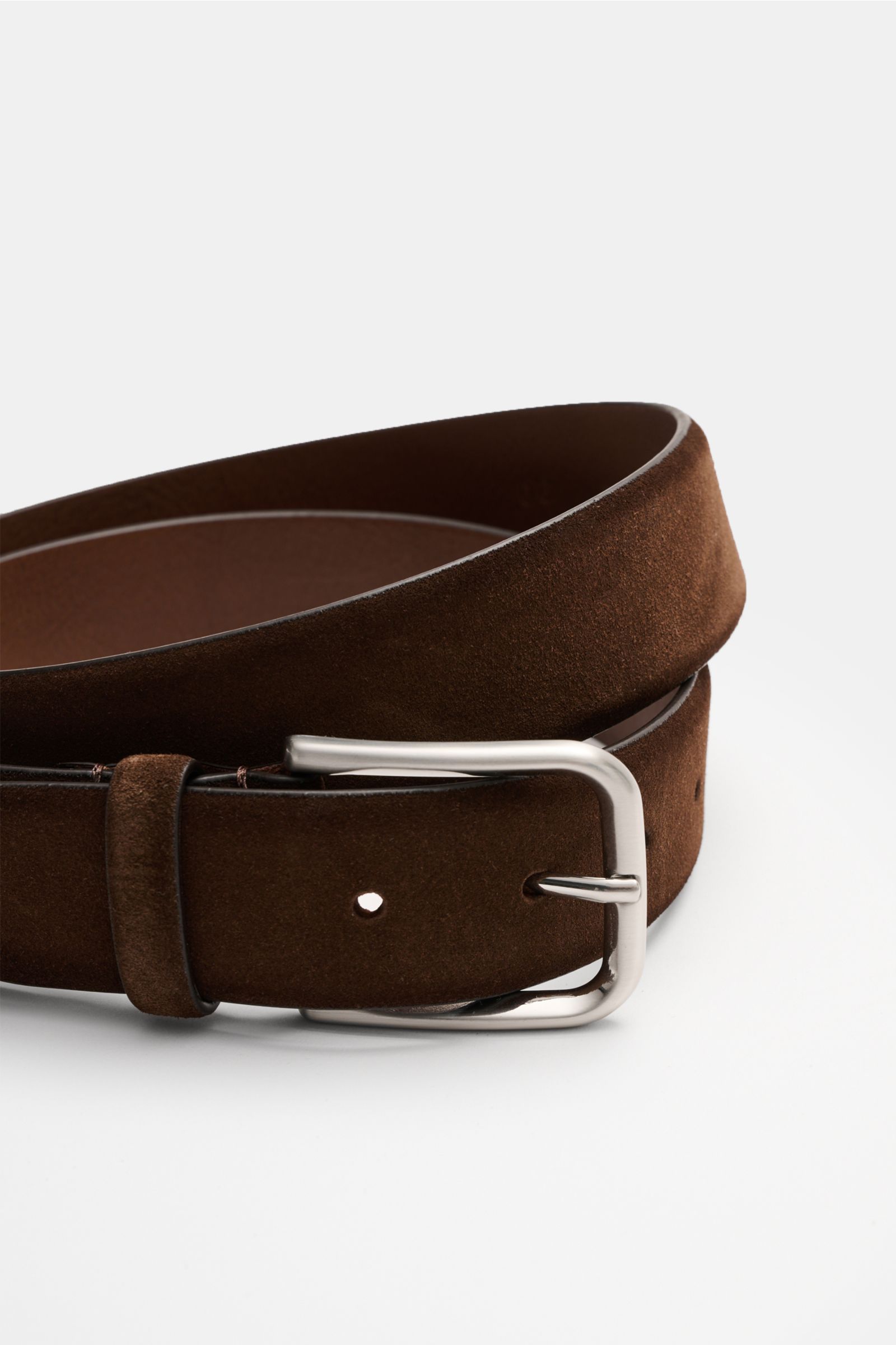 Veneta Cinture Belt brown photographed from a close side angle, showing smooth suede, slight colour gradient, brass pin buckle, one loop, width 3.5 cm, made in Italy.