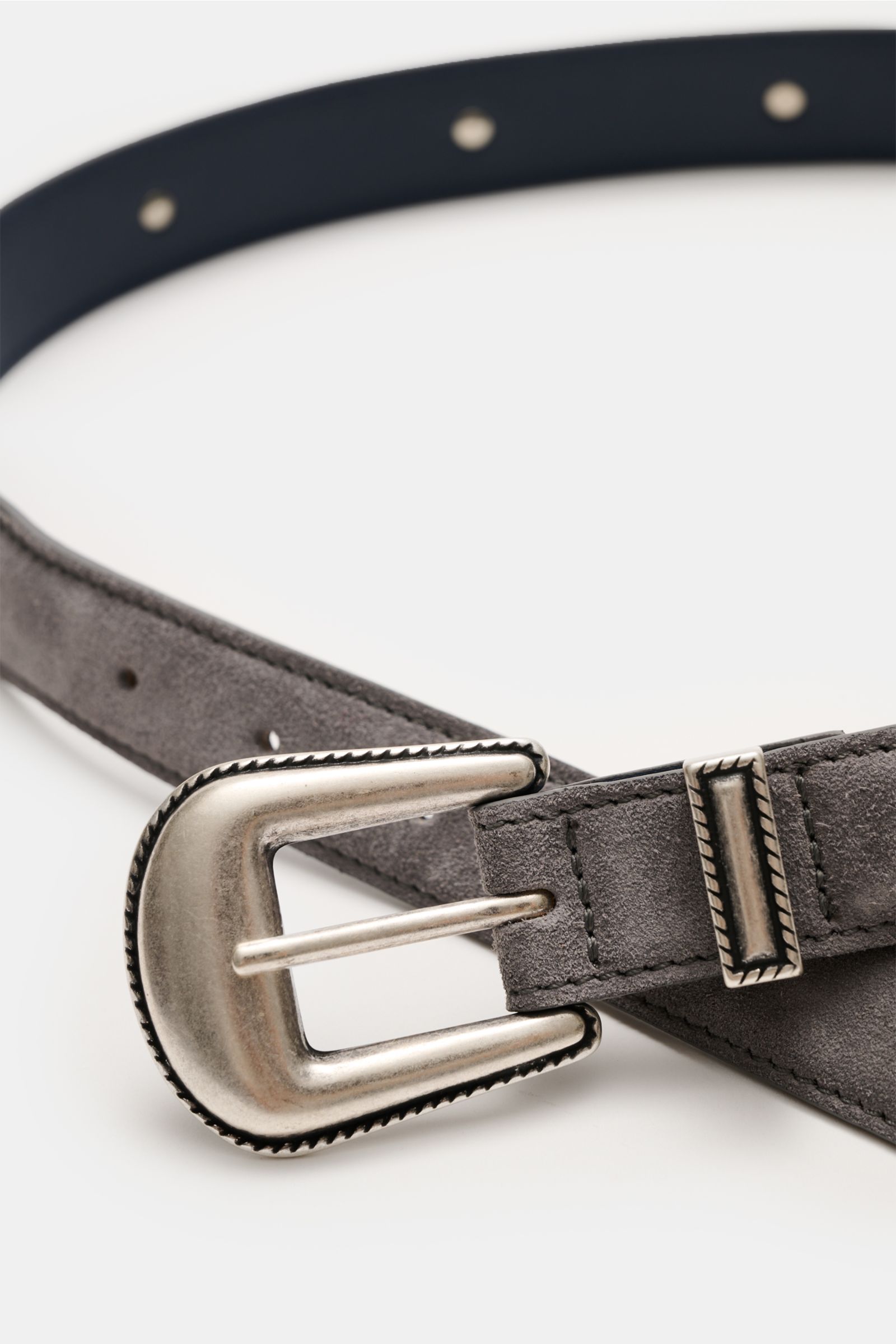 Ace Denim Veloursleder Gürtel 'Cowboy Belt' grau shown in close-up from an angled top view, highlighting soft suede leather, silver buckle, metal keeper, and Western-style details. 