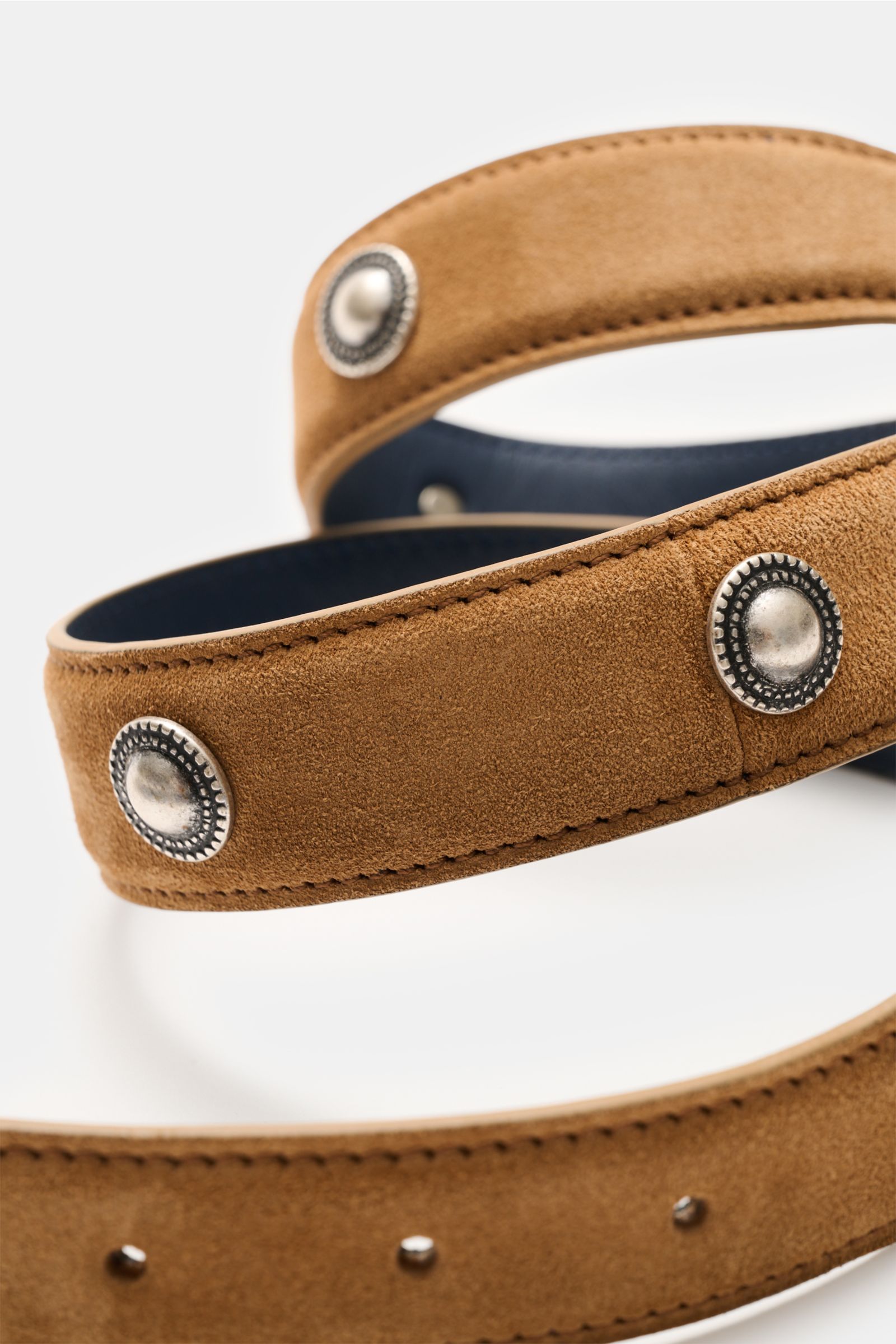 Ace Denim Veloursleder Gürtel 'Cowboy Belt' hellbraun shown in close-up from a side angle, featuring soft suede leather, silver Conchos, and detailed stitching. 