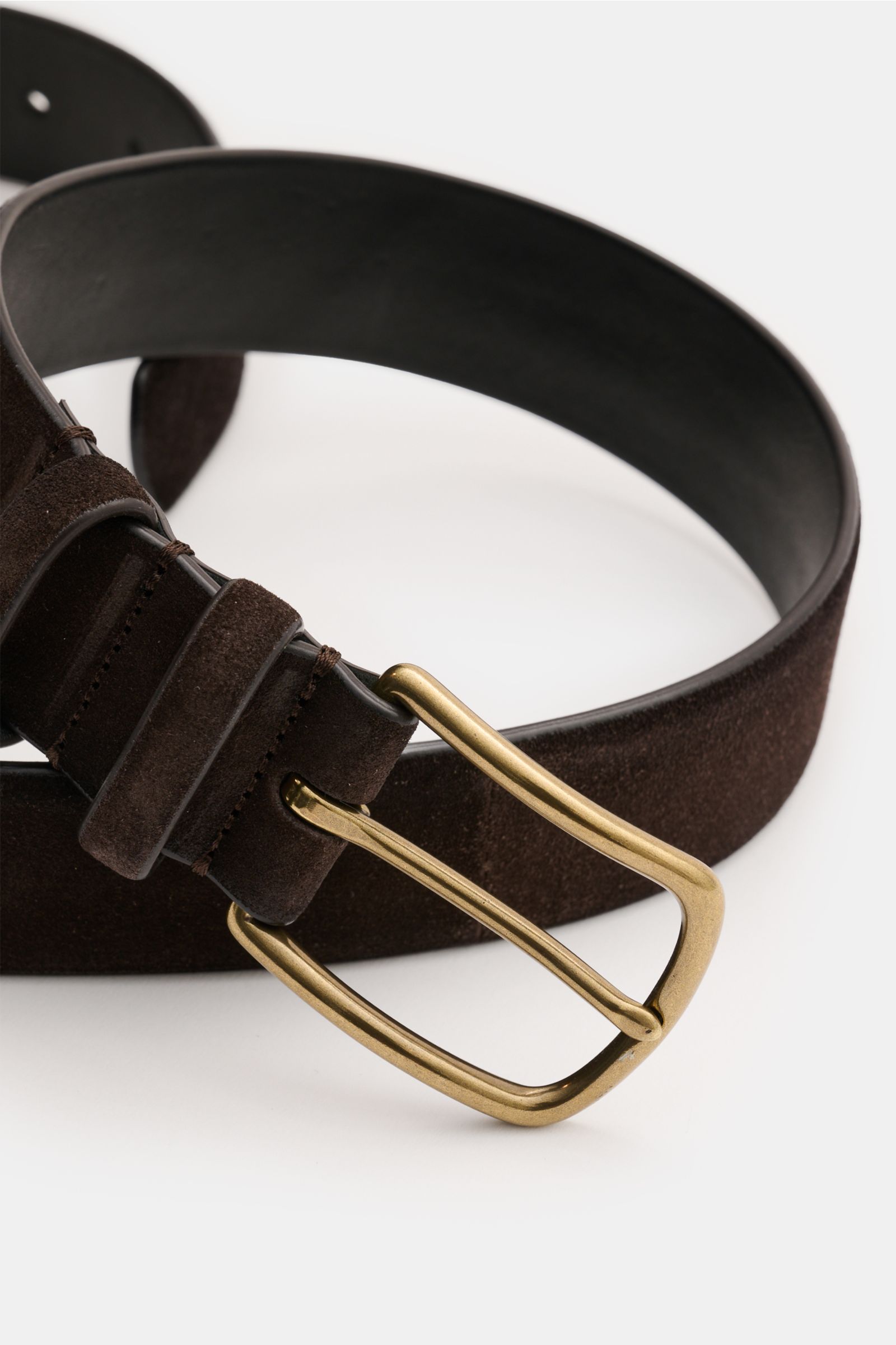 Close-up side view of the Officine Creative Gürtel dunkelbraun made of dark brown velour leather with a brass prong buckle and two loops.

Description: Stilvoller Klassiker: Mit seinem zeitlosen Design wird der Veloursledergürtel von OFFICINE CREATIVE 