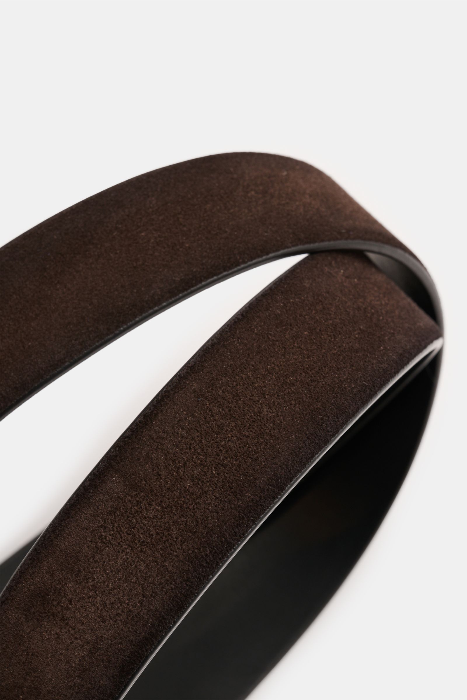 Close-up view of Officine Creative Gürtel dunkelbraun showing rich dark brown velour leather texture from a top angle.

Description:  
Stilvoller Klassiker: Mit seinem zeitlosen Design wird der Veloursledergürtel von OFFICINE CREATIVE zum eleganten Eye