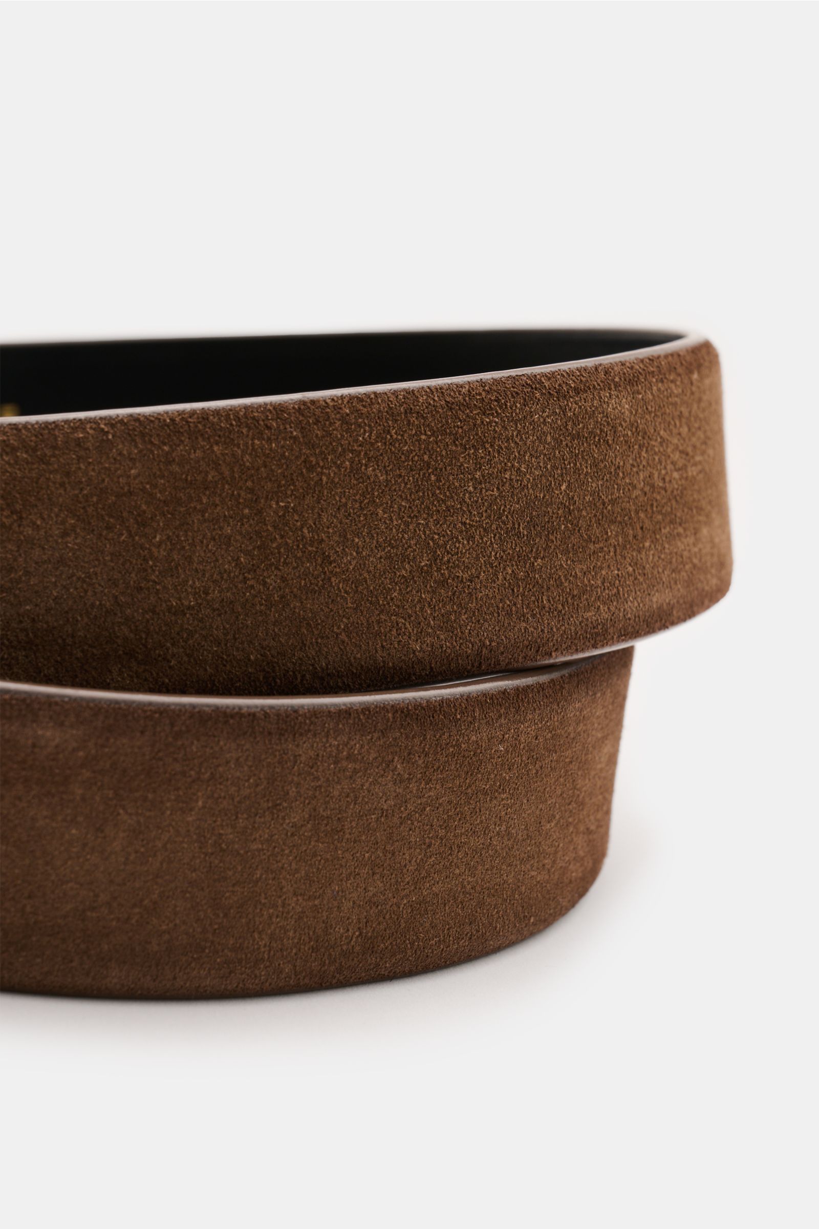 Close-up side view of Officine Creative Gürtel braun made of soft brown velour leather, showcasing its smooth texture and elegant design. 

Description:  
Stilvoller Klassiker: Mit seinem zeitlosen Design wird der Veloursledergürtel von OFFICINE CREATI