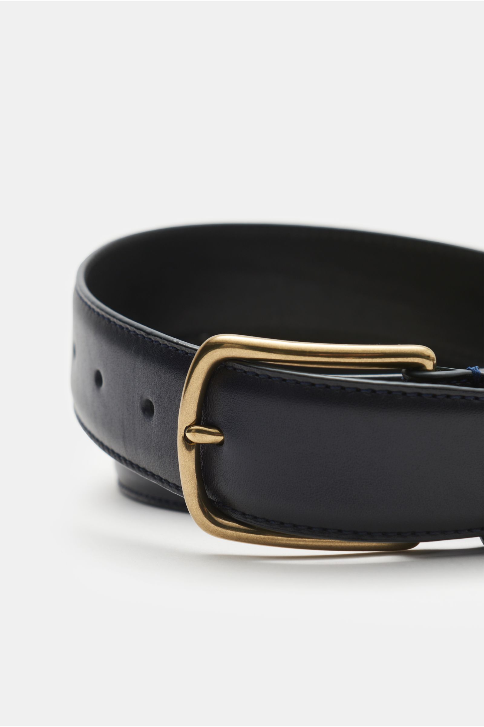 Close-up view of the Officine Creative Gürtel navy belt, featuring smooth navy leather and a brass pin buckle, photographed from a front angle.

Eleganter Akzentgeber: Der Gürtel von OFFICINE CREATIVE überzeugt mit seinem zeitlosen Design und wird zum 