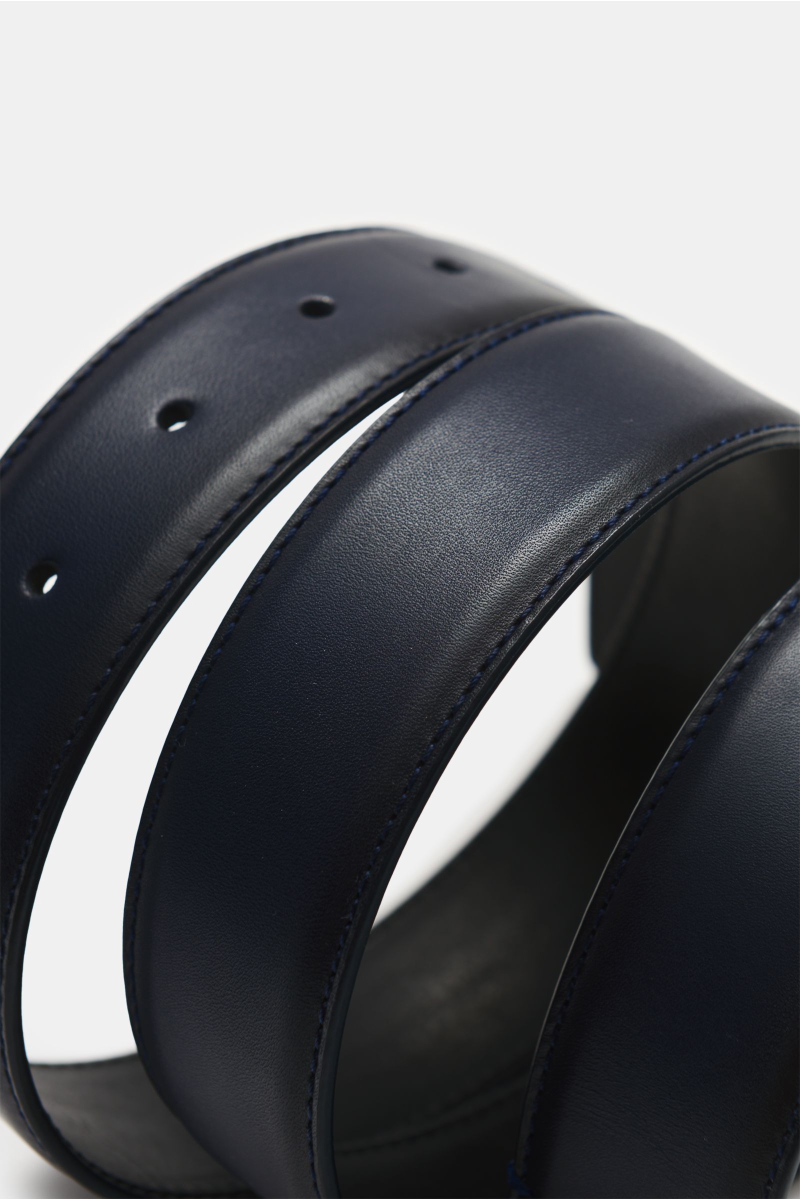 Close-up side view of Officine Creative Gürtel navy, a navy blue leather belt with smooth texture and visible stitching.

Additional description: 
Eleganter Akzentgeber: Der Gürtel von OFFICINE CREATIVE überzeugt mit seinem zeitlosen Design und wird zu