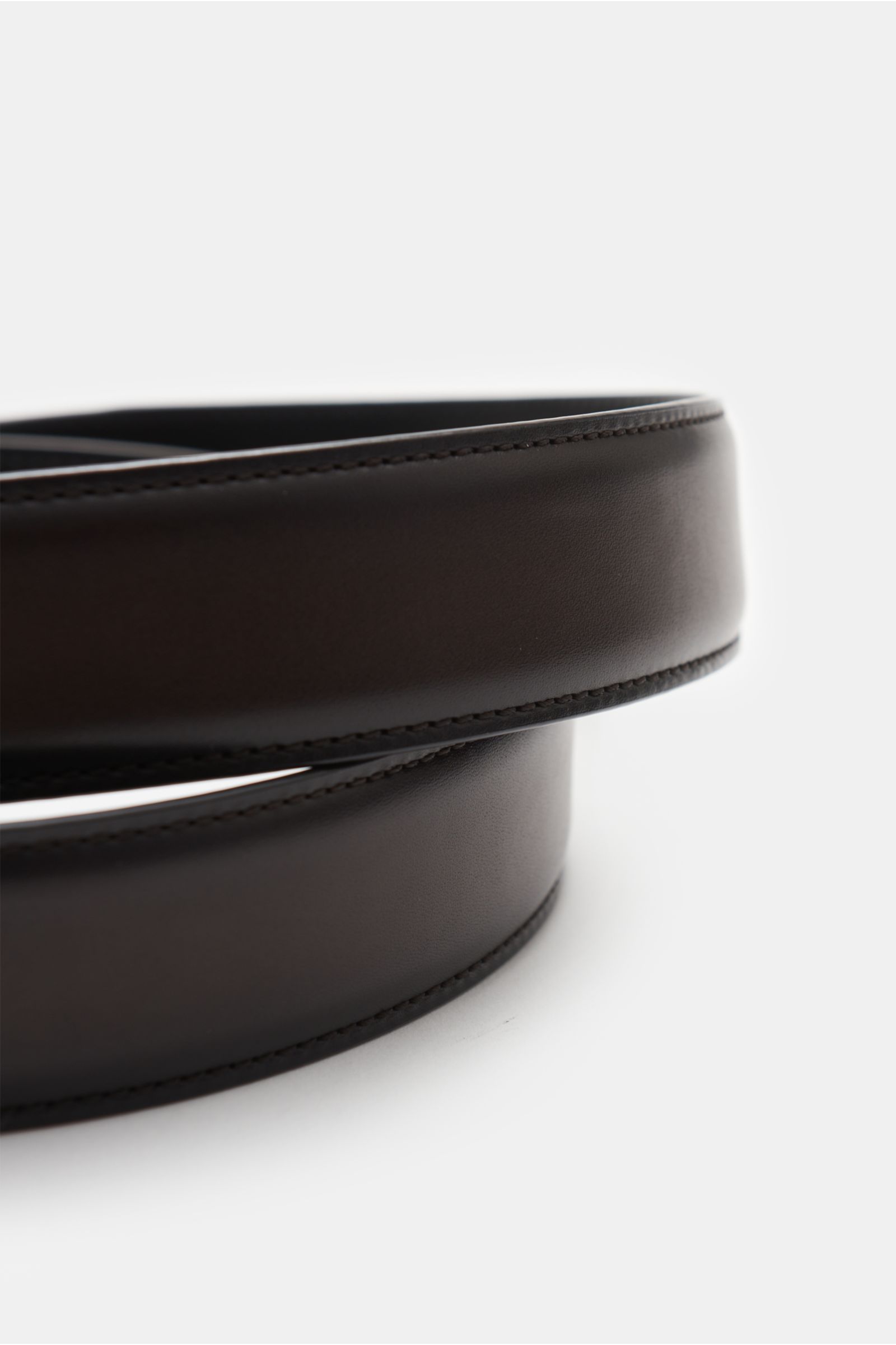 Close-up side view of the Officine Creative Gürtel dunkelbraun, a dark brown belt made of smooth leather with neat stitching, featuring a classic design and elegant finish.

Eleganter Akzentgeber: Der Gürtel von OFFICINE CREATIVE überzeugt mit seinem z