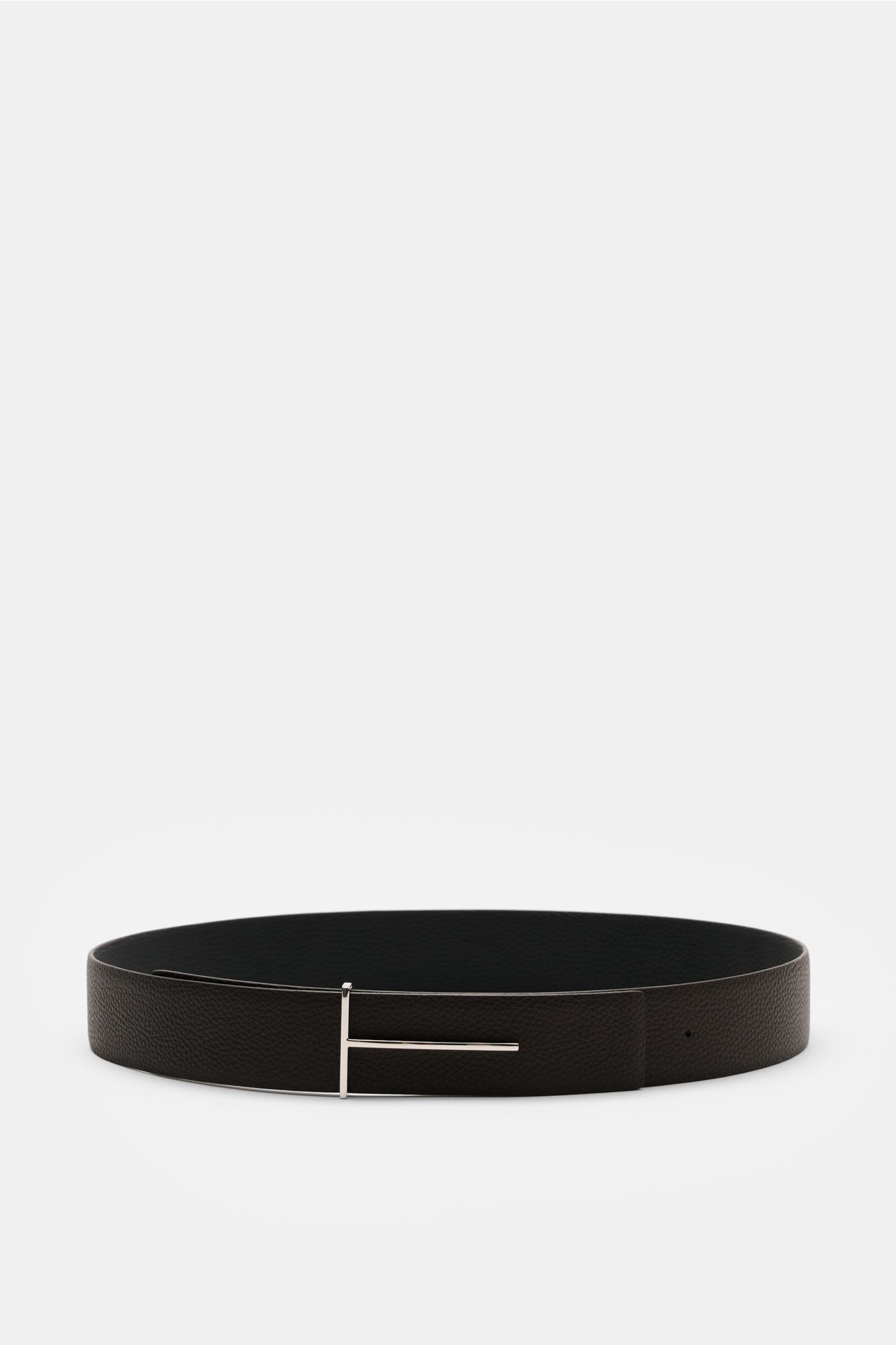 Tom Ford Gürtel schwarz/dunkelbraun shown from a front low angle, featuring edles Kalbleder with charakteristische Narbung, silver brass buckle, reversible design, approx. 3.5 cm wide, Made in Italy. Eleganter Eyecatcher: Mit seinem zeitlosen Look wird de