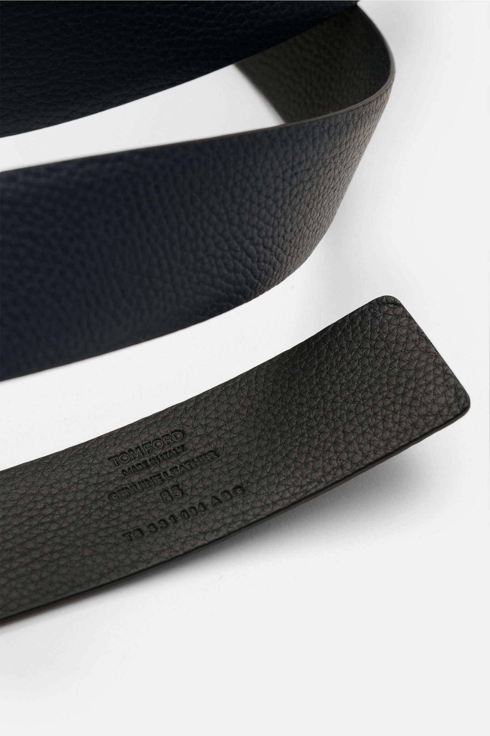 Close-up top view of Tom Ford Gürtel schwarz/dark navy with pebbled calf leather, reversible design, and embossed brand details.