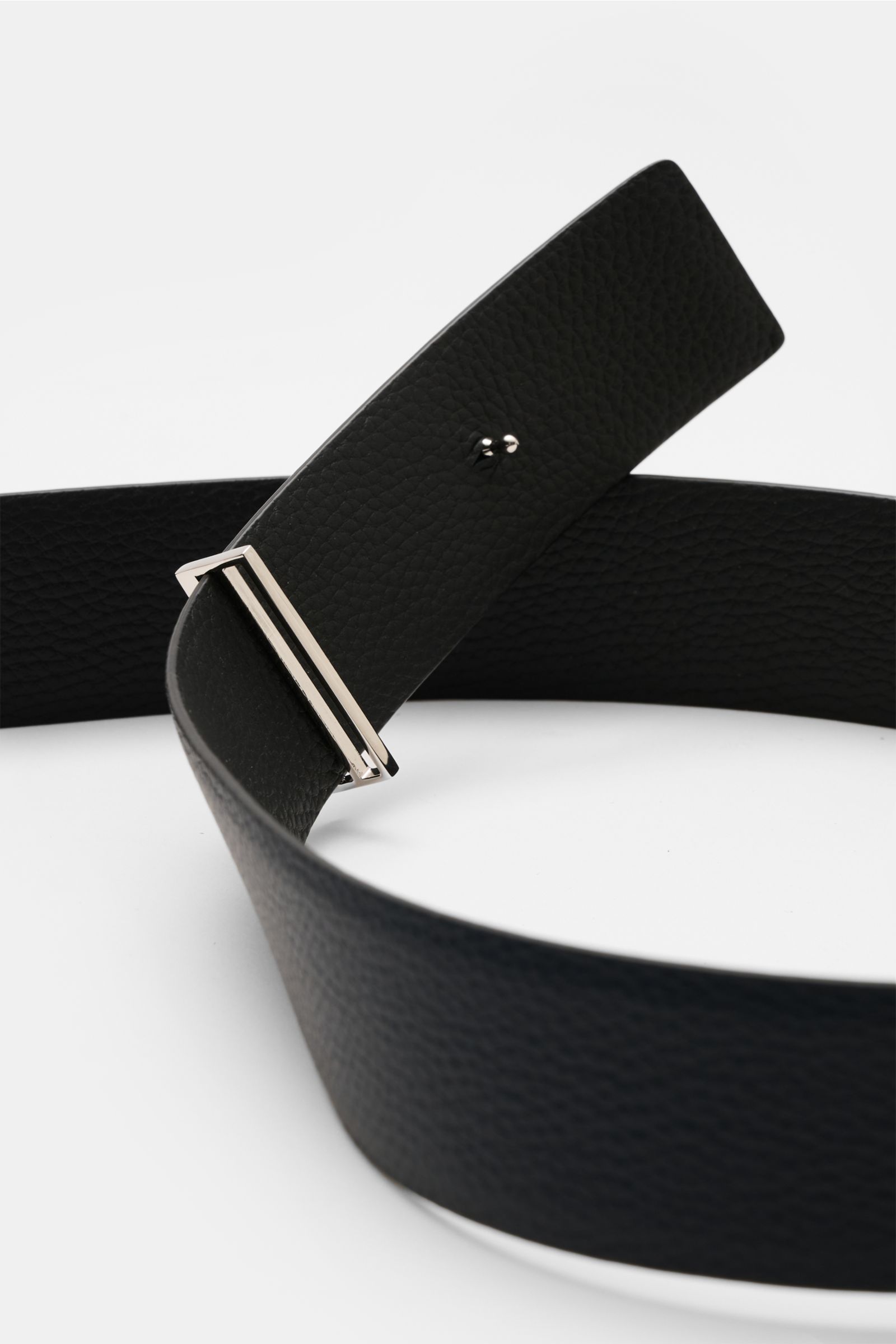 Close-up front angle of Tom Ford Gürtel schwarz/dark navy made of elegant pebbled calf leather with silver brass reversible buckle, 3.5 cm wide.