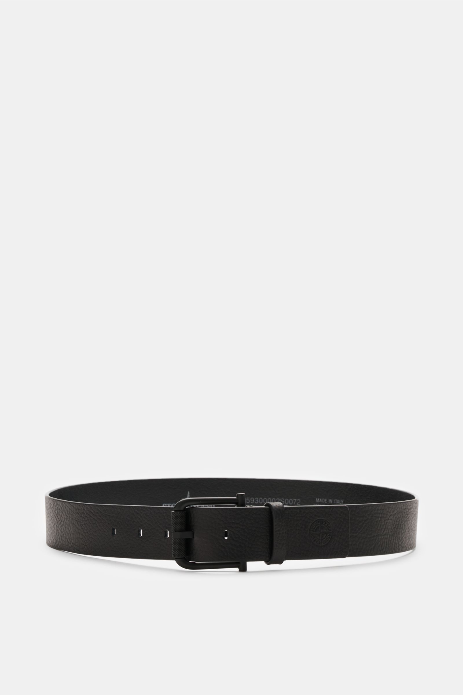 Stone Island Gürtel schwarz aus edlem Rindsleder mit narbiger Struktur, mattschwarzer Dornschließe, Logo-Prägung, frontal fotografiert.