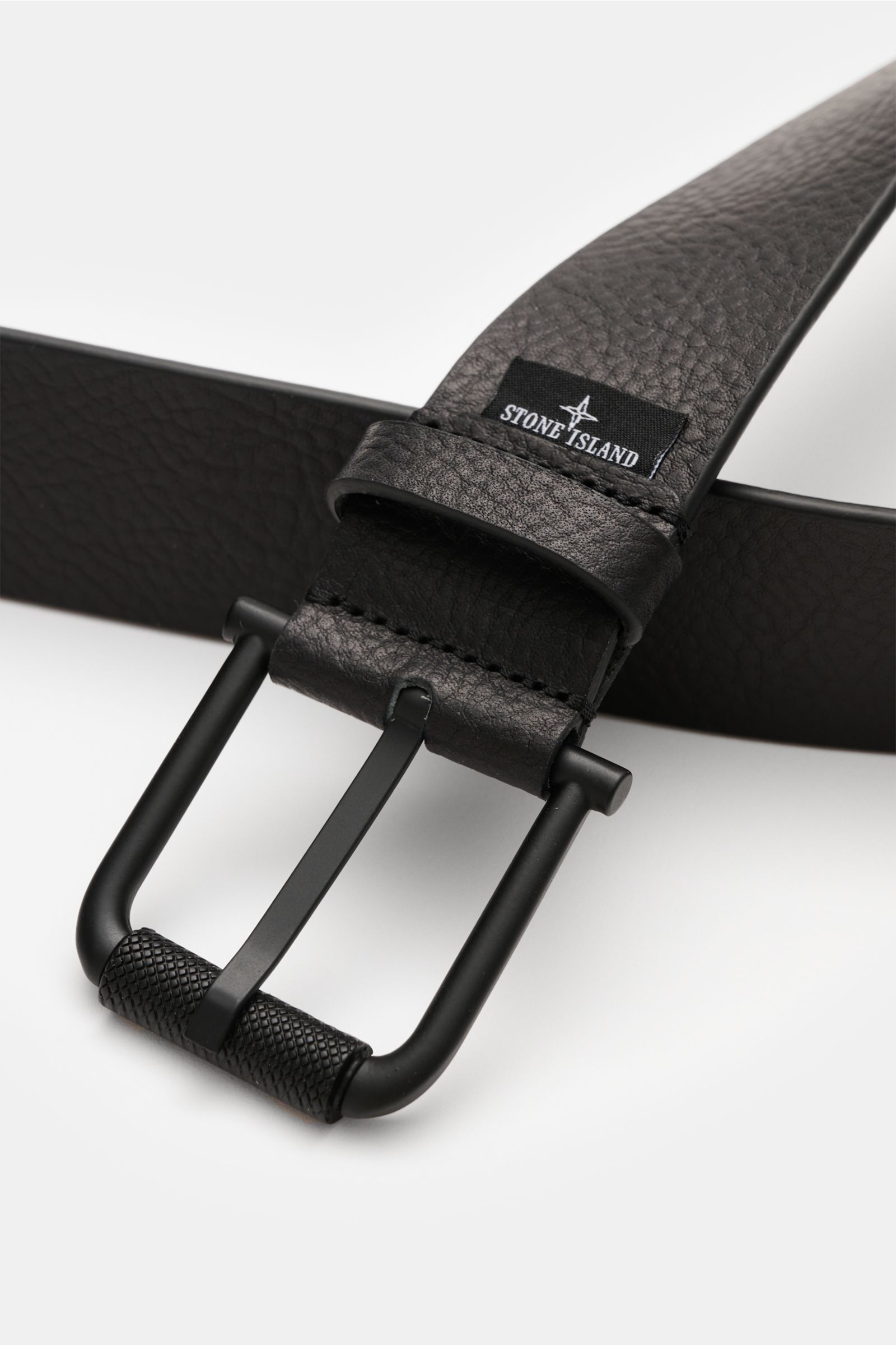 Stone Island Gürtel schwarz aus edlem Rindsleder mit charakteristischer Narbung, mattschwarzer Dornschließe, Weblabel, Logo-Prägung, 4 cm breit, seitlich fotografiert.