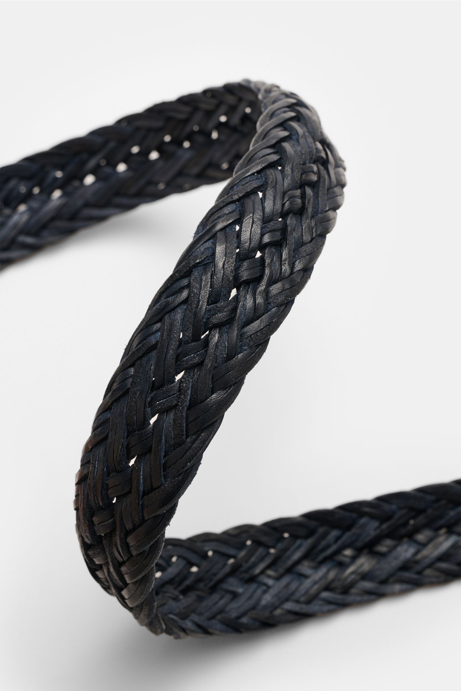 Orciani Flechtgürtel navy aus edlem Rindsleder, Detailaufnahme schräg von oben, Flechtdesign, Dornschließe Messing, 3 cm breit, Made in Italy