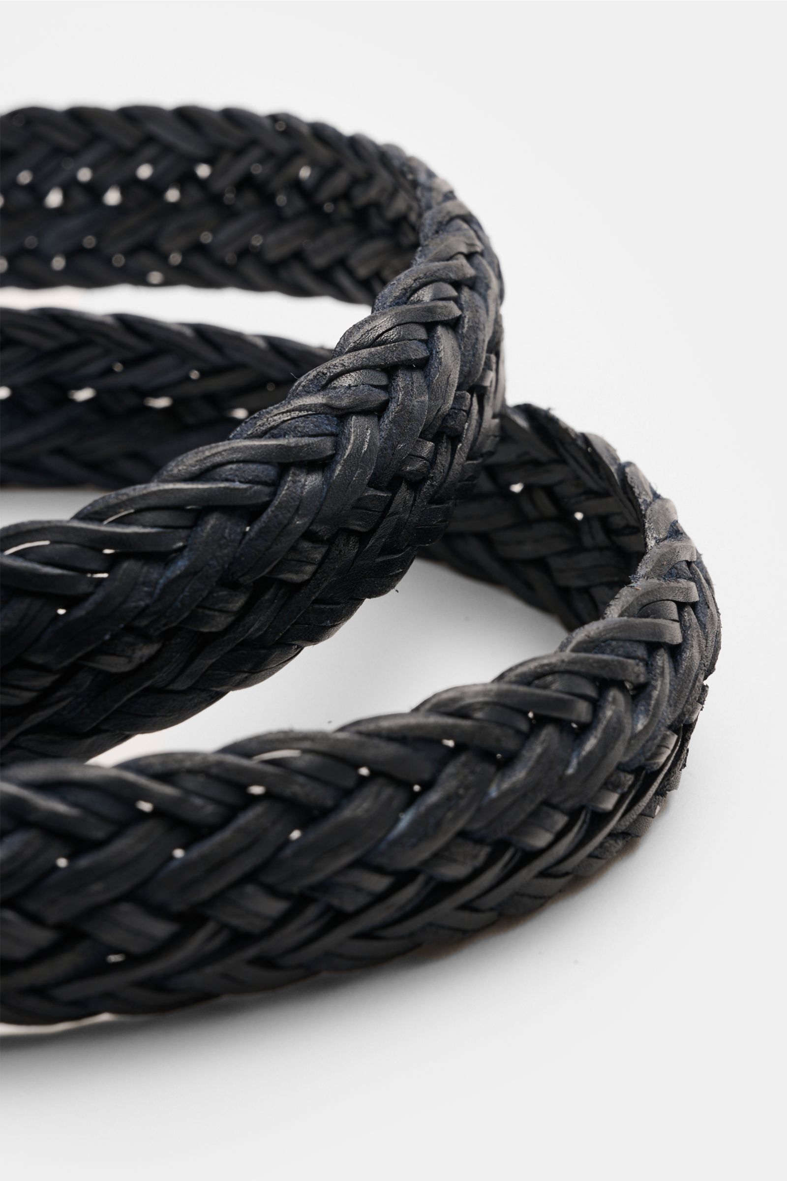 Orciani Flechtgürtel navy aus edlem Rindsleder mit Dornschließe, Durchzugsschlaufe, ca. 3 cm breit, Detailaufnahme schräg von oben.