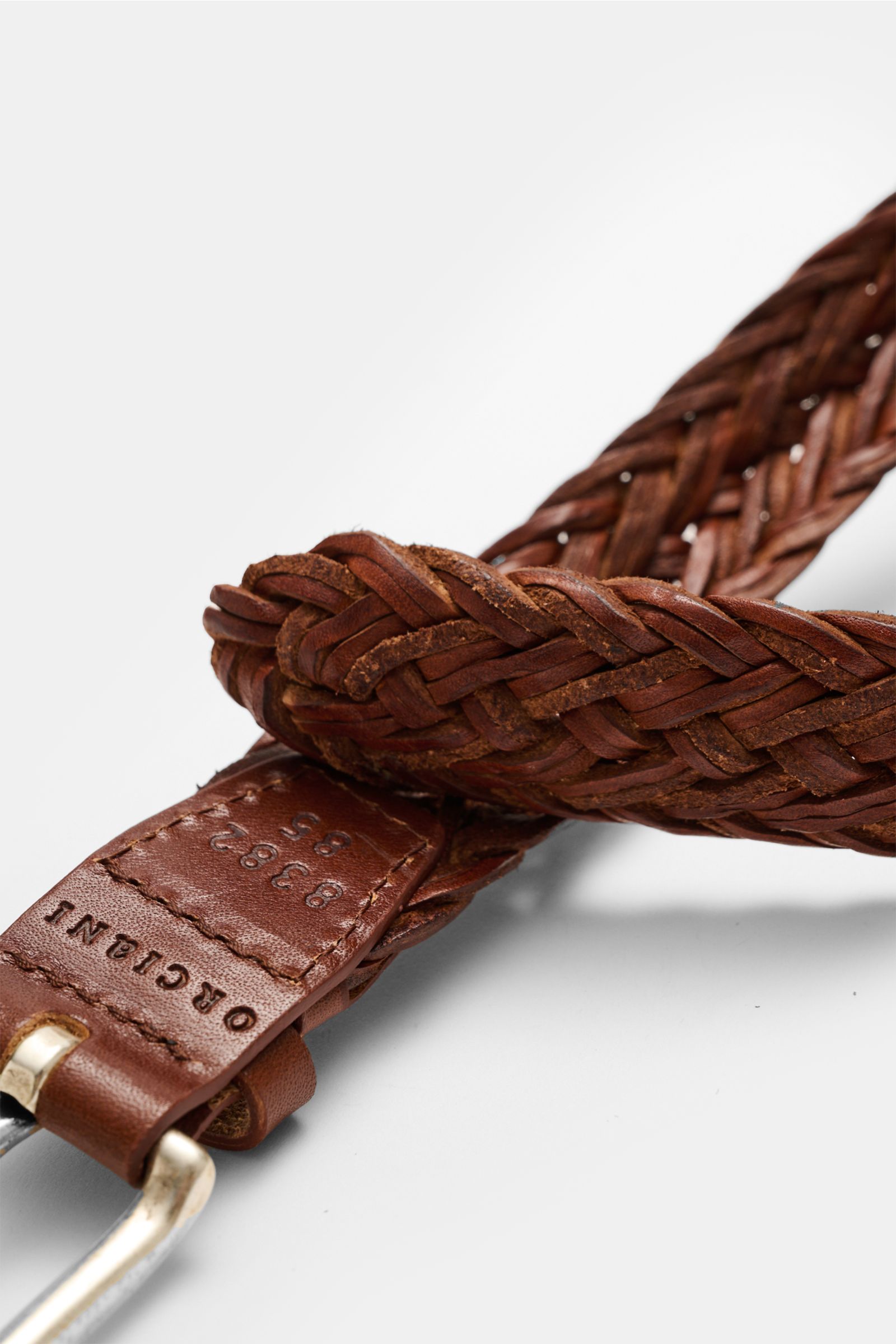 Orciani Flechtgürtel braun aus edlem Rindsleder mit Dornschließe aus Messing, Detailansicht von schräg vorne, Made in Italy.
