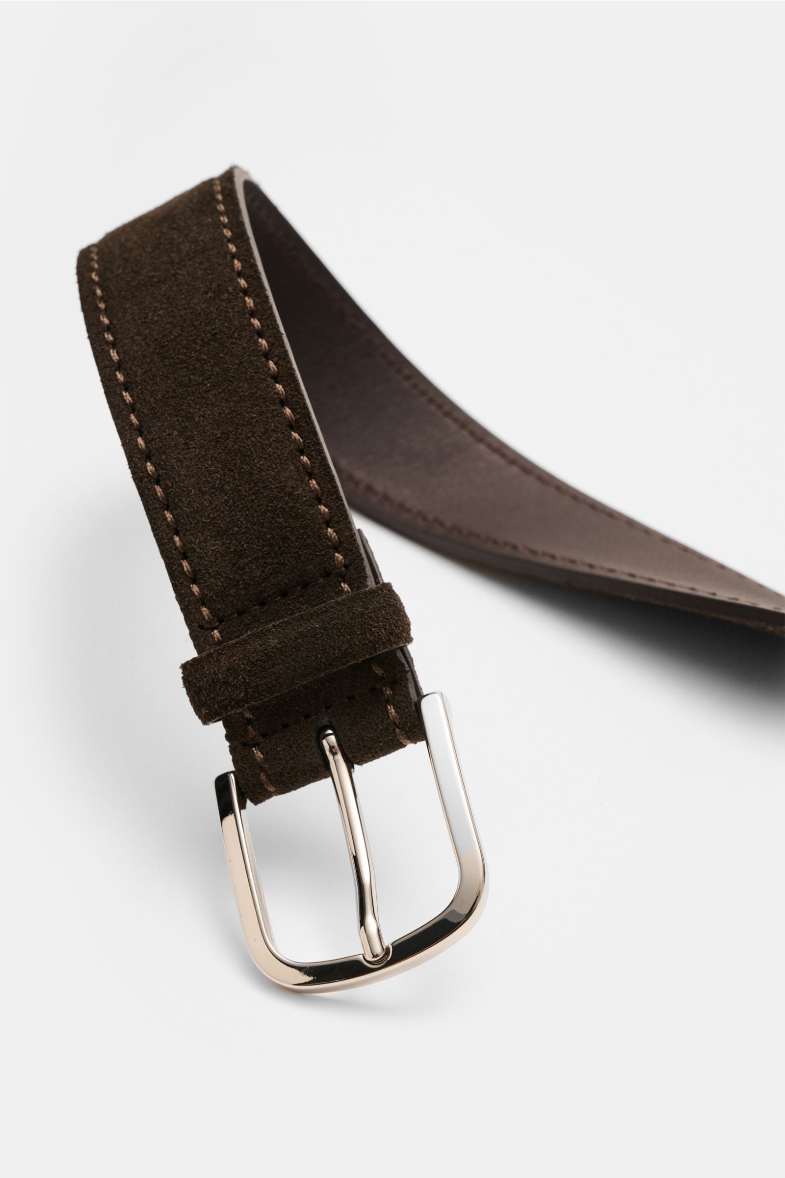 Orciani Veloursledergürtel dunkelbraun aus feinem Veloursleder mit Dornschließe aus Messing, Durchzugsschlaufe, ca. 3,5 cm breit, seitlich fotografiert.