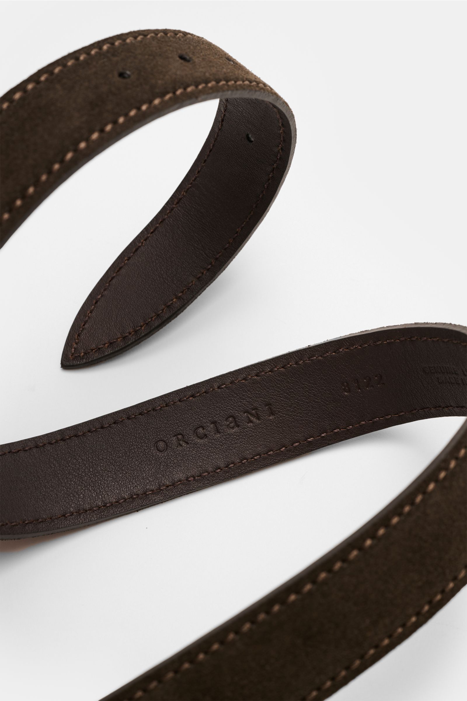 Orciani Veloursledergürtel dunkelbraun aus feinem Veloursleder mit Dornschließe, Durchzugsschlaufe, ca. 3,5 cm breit, seitliche Nahaufnahme.