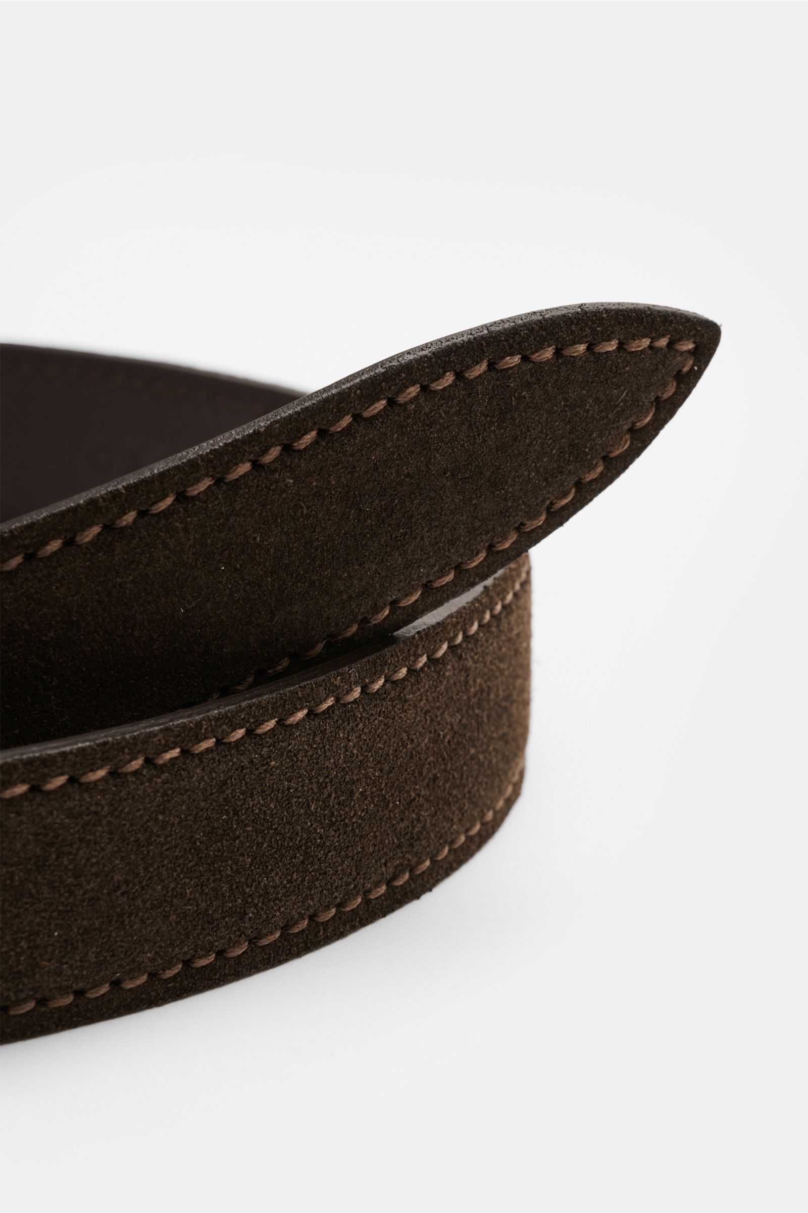 Orciani Veloursledergürtel dunkelbraun aus feinem Veloursleder, Detailaufnahme von der Spitze, Messing-Dornschließe, ca. 3,5 cm breit, Made in Italy.