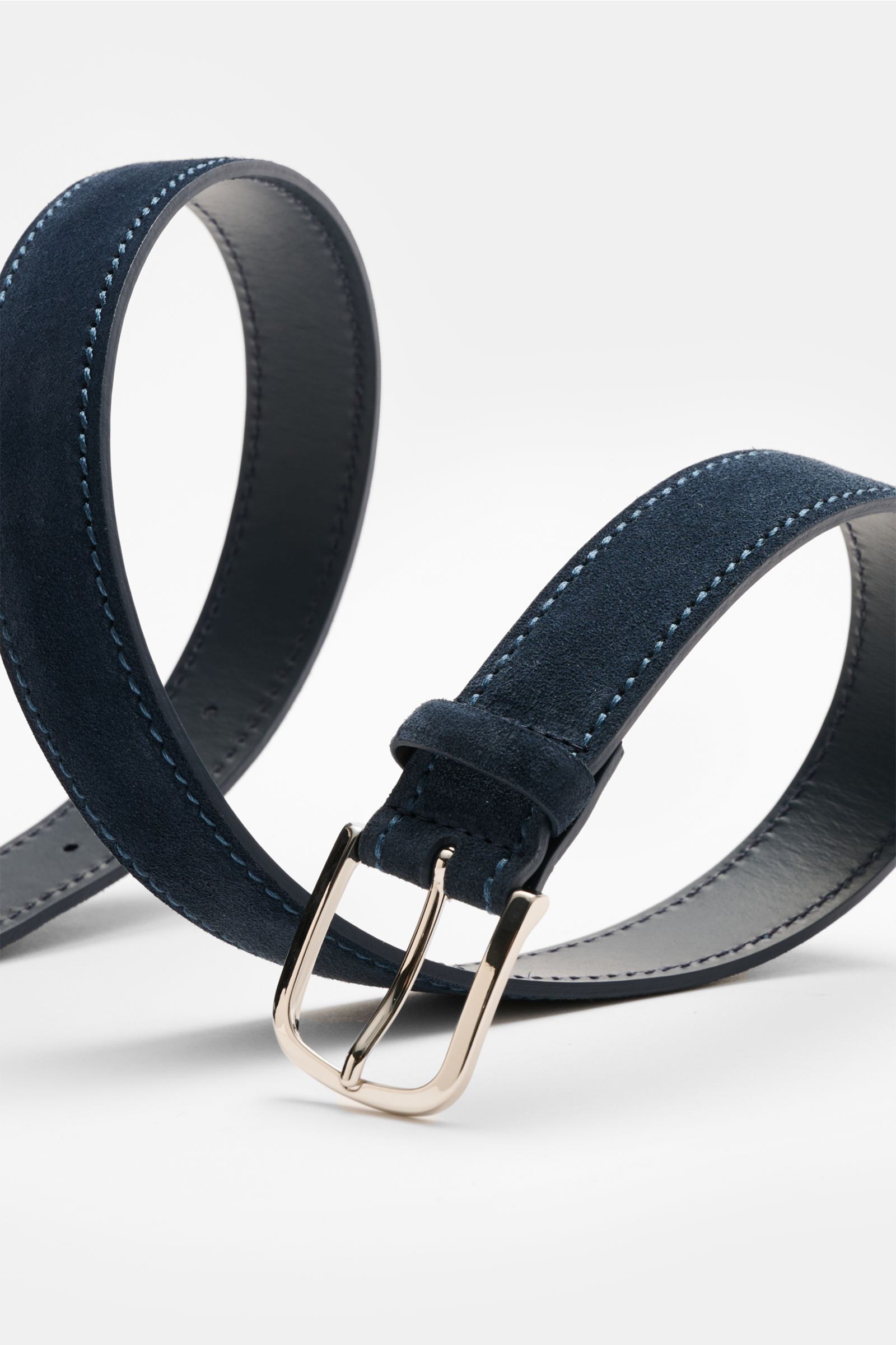 Orciani Veloursledergürtel navy aus feinem Veloursleder mit Messing-Dornschließe, Durchzugsschlaufe, ca. 3,5 cm breit, Seitenansicht, Made in Italy.