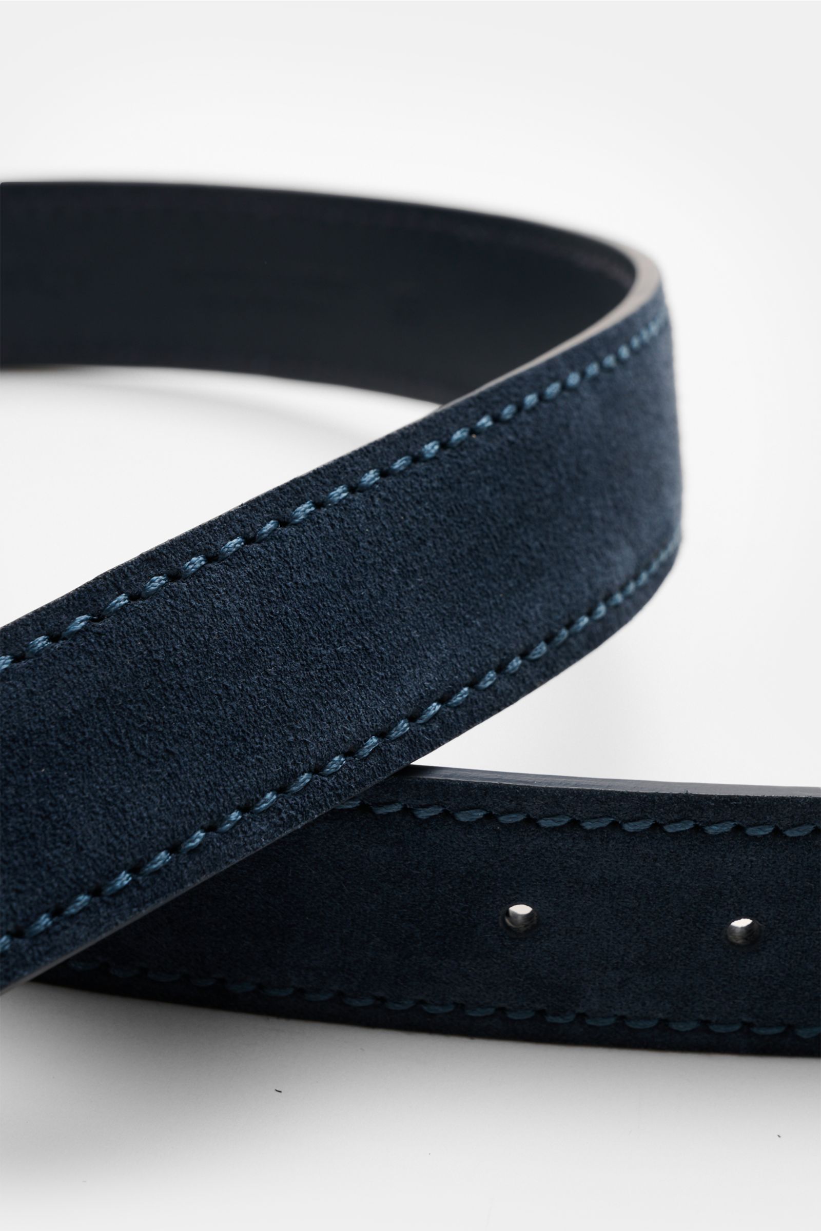 Orciani Veloursledergürtel navy, aus feinem Veloursleder, in Nahaufnahme schräg von oben mit sichtbarer Dornschließe und Durchzugsschlaufe, Made in Italy, ca. 3,5 cm breit.