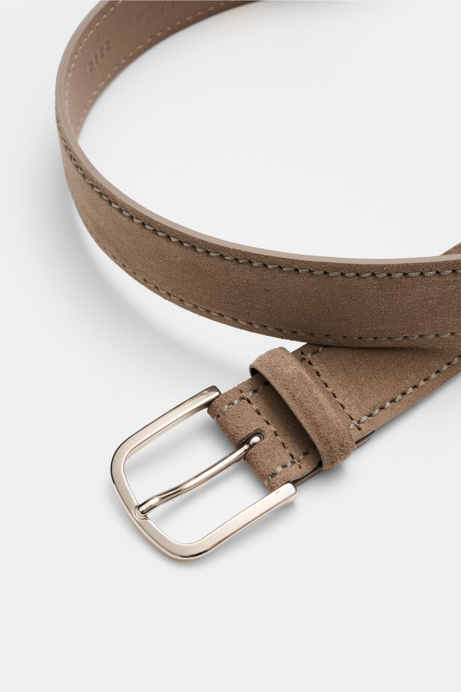 Orciani Veloursledergürtel taupe aus feinem Veloursleder, mit Dornschließe aus Messing, Durchzugsschlaufe, ca. 3,5 cm breit, seitlich fotografiert.