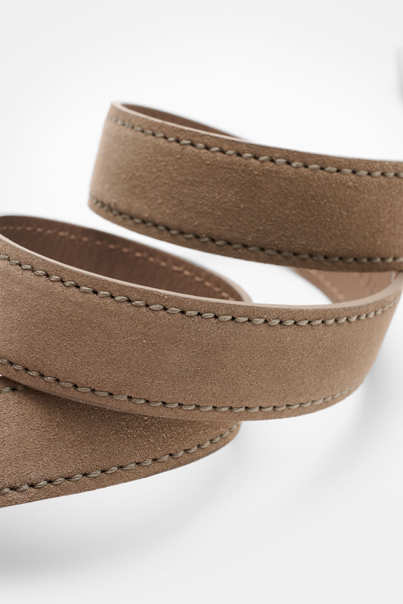 Orciani Veloursledergürtel taupe in Nahaufnahme, feines Veloursleder, Messing-Dornschließe, Made in Italy, Breite ca. 3,5 cm.