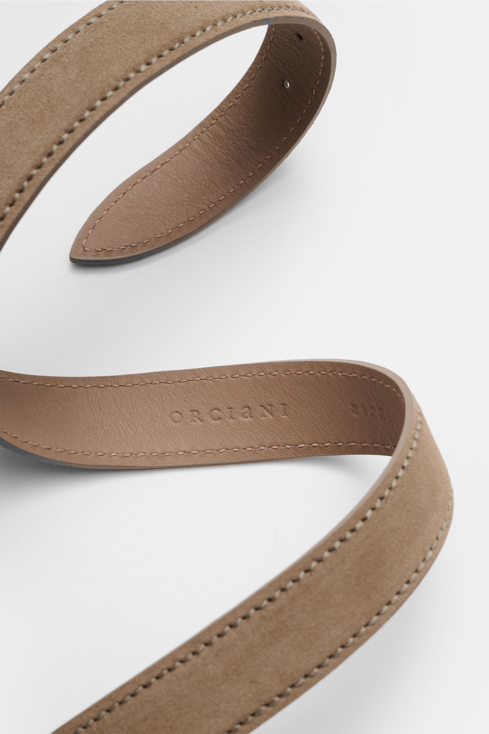 Orciani Veloursledergürtel taupe in Nahaufnahme, feines Veloursleder, Dornschließe aus Messing, Made in Italy, Breite ca. 3,5 cm.