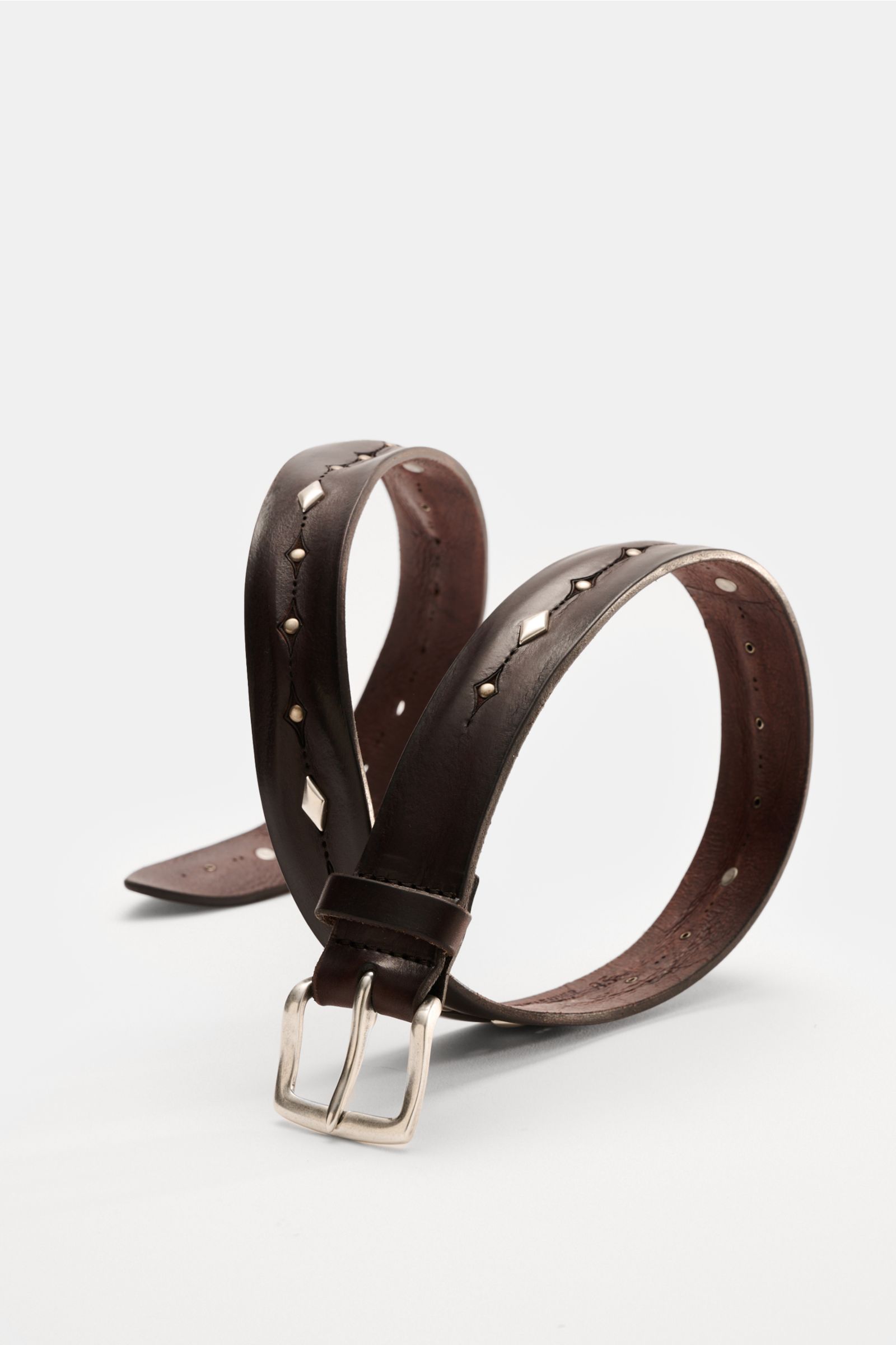 Orciani Gürtel dunkelbraun shown from a front angle, made of premium cow leather with vintage stud design, brass buckle, loop, 3.5 cm wide, made in Italy.