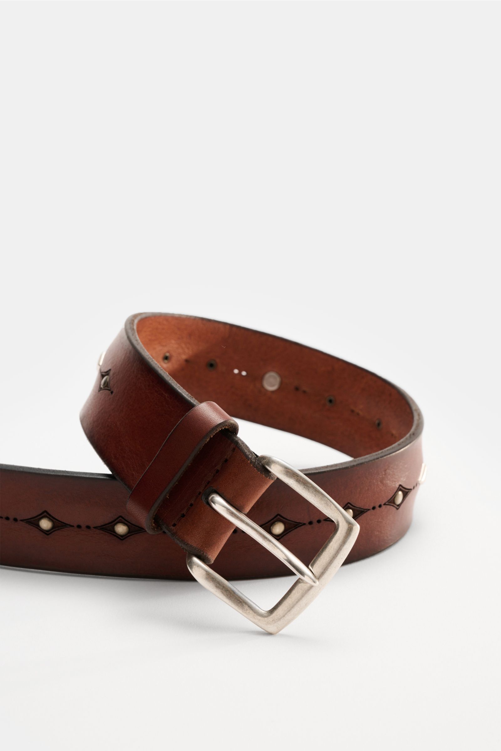 Close-up front-angle view of Orciani Gürtel braun, a luxurious vintage-style brown leather belt with Western-inspired stud design, brass buckle, and leather loop, made in Italy, approx. 3.5 cm wide.