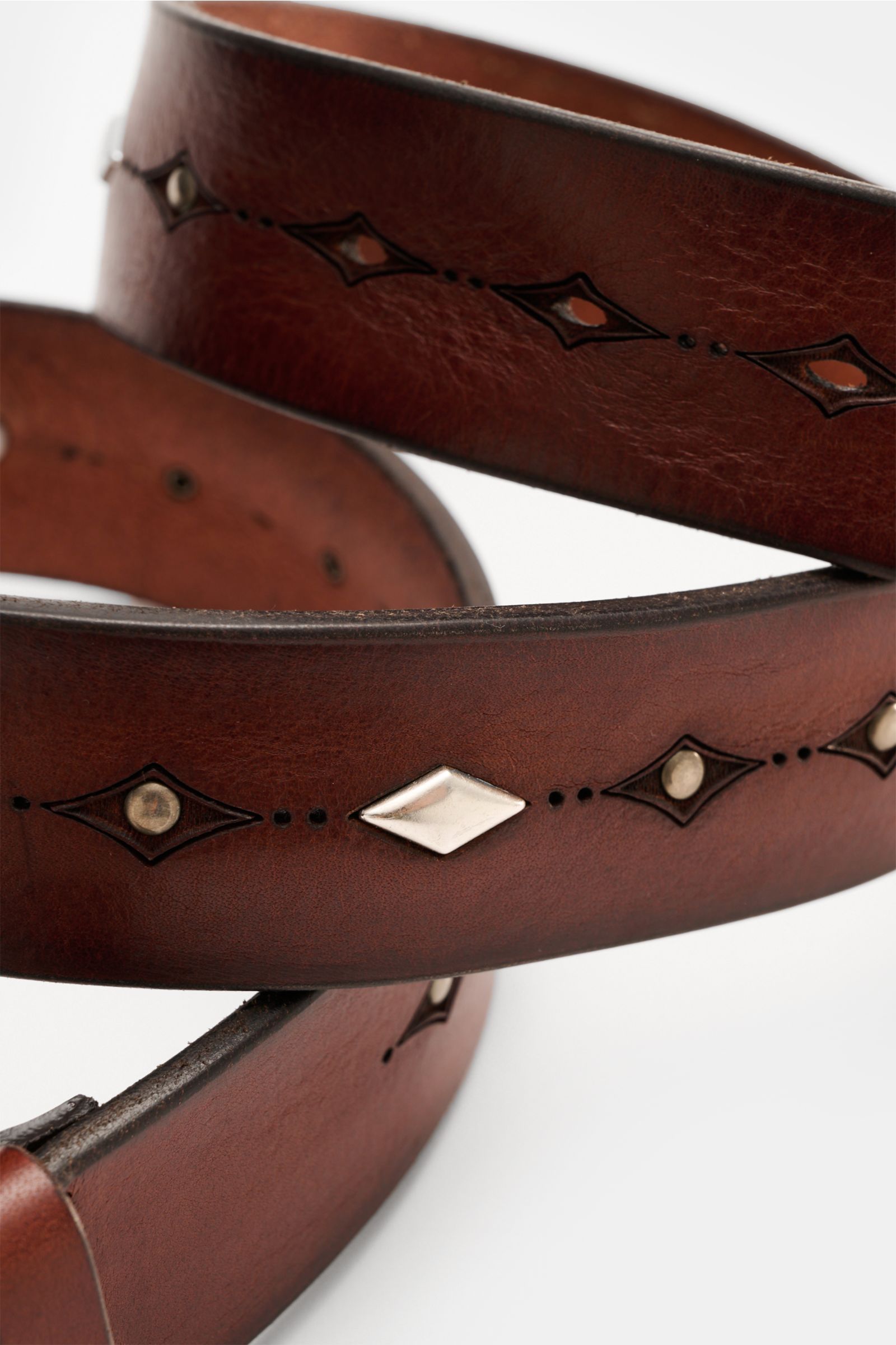 Close-up side view of Orciani Gürtel braun, a luxurious vintage-style brown leather belt with studded Western design, brass buckle, and 3.5 cm width.  

Description: Luxuriöser Eyecatcher im vintage Look: Der Nietengürtel von ORCIANI aus edlem Leder wird 