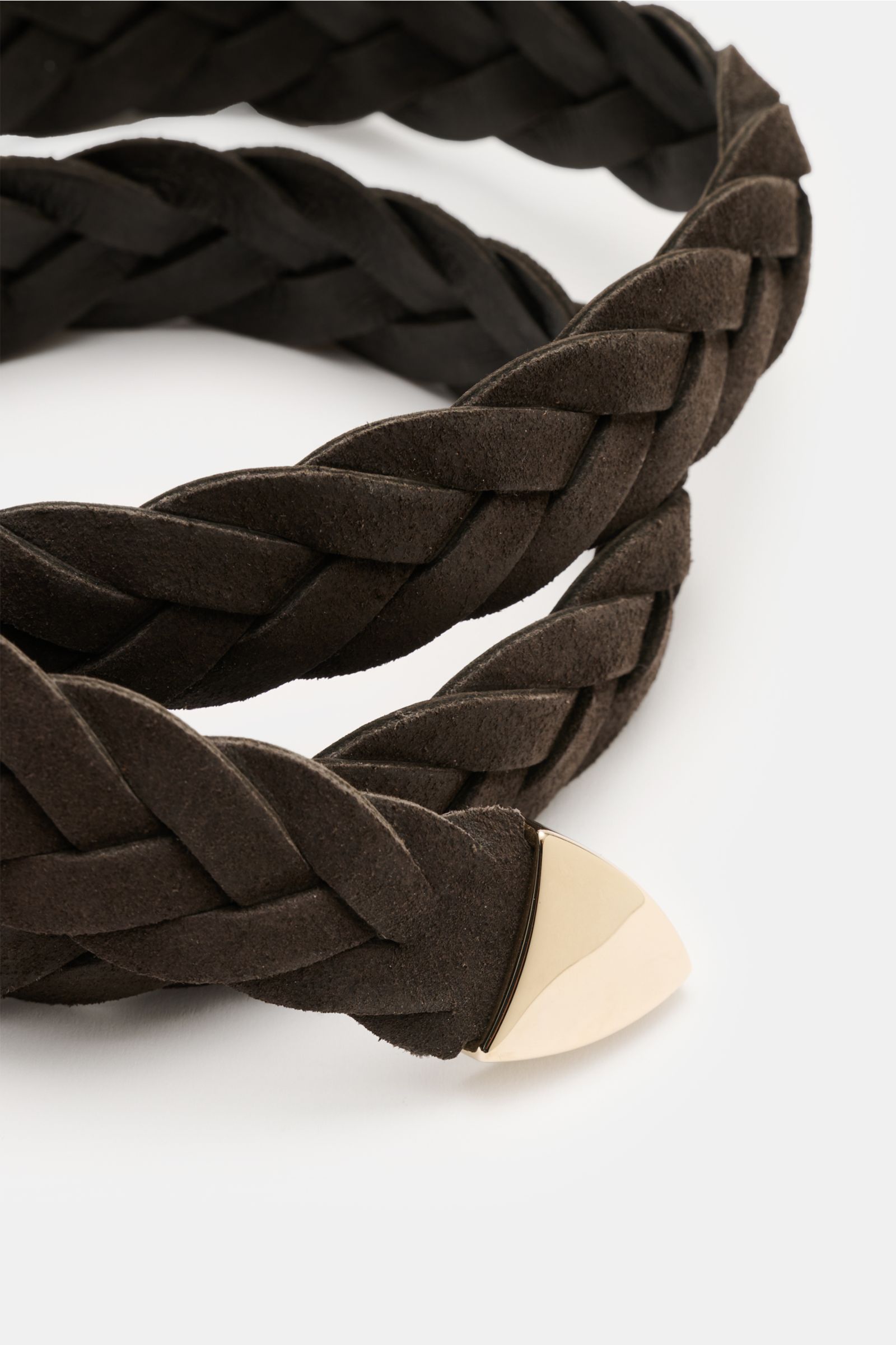 Brunello Cucinelli Flechtgürtel dunkelbraun aus edlem Veloursleder mit goldfarbener Spitze, Flechtdesign, zwei Durchzugschlaufen, Nahaufnahme, seitliche Perspektive.