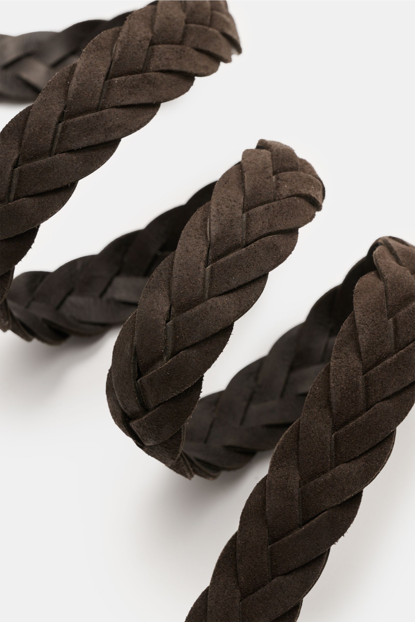 Brunello Cucinelli Flechtgürtel dunkelbraun aus edlem Veloursleder mit aufwendigem Flechtdesign, goldfarbener Hardware, stufenlos verstellbar, Detailaufnahme von oben.