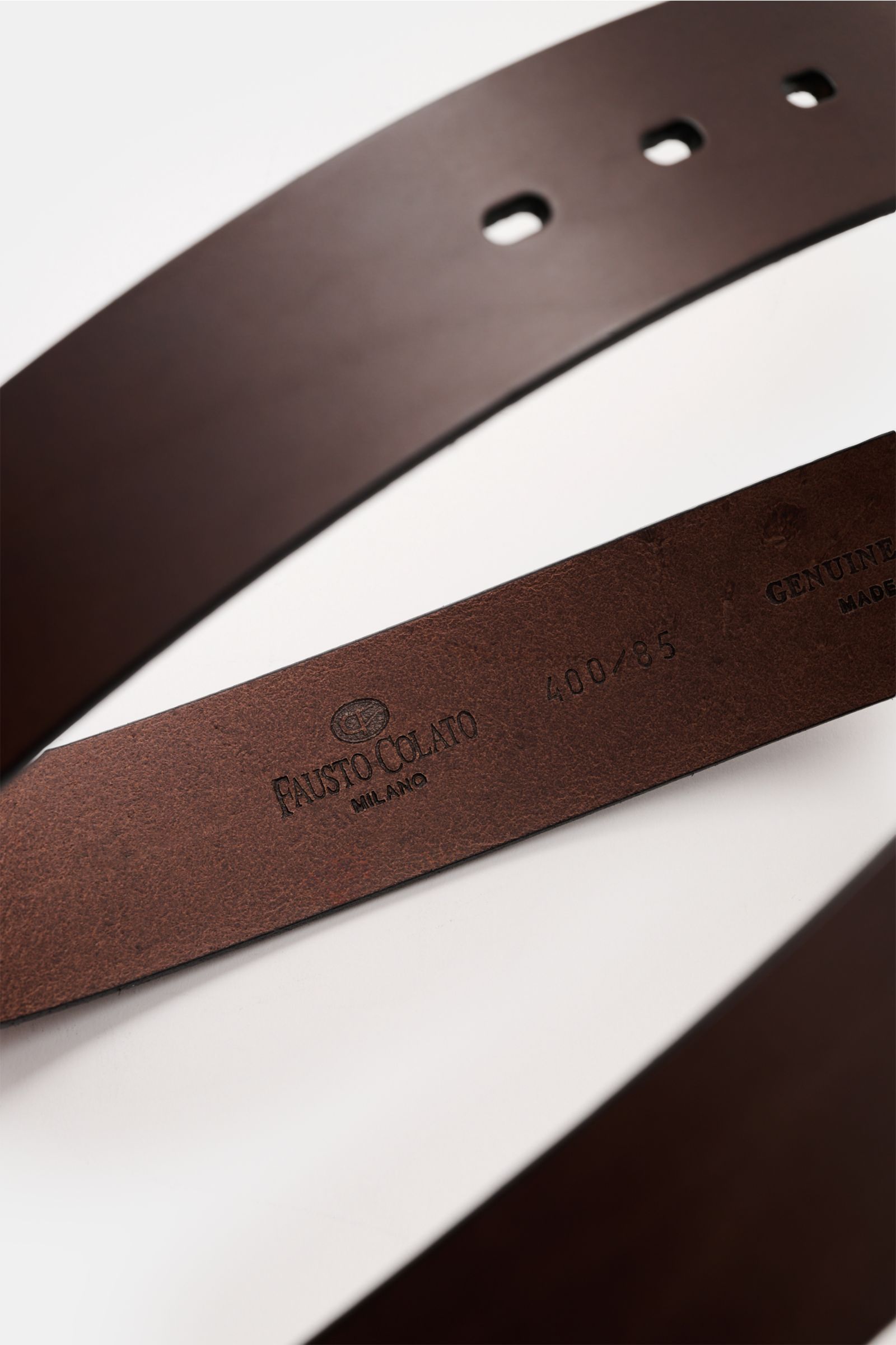 Fausto Colato Gürtel dunkelbraun aus edlem Glattleder, Detailansicht von oben, mit Dornschließe aus Messing, ca. 4 cm breit.