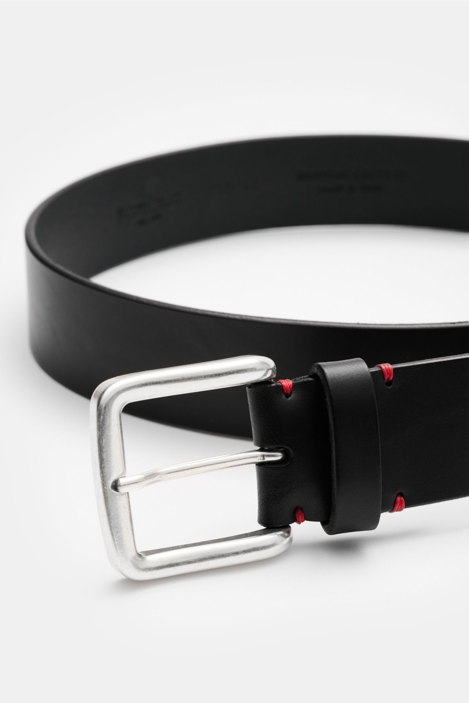 Fausto Colato Gürtel schwarz aus edlem Glattleder, ca. 4 cm breit, mit Messing-Dornschließe und Durchzugschlaufe, seitlich fotografiert.