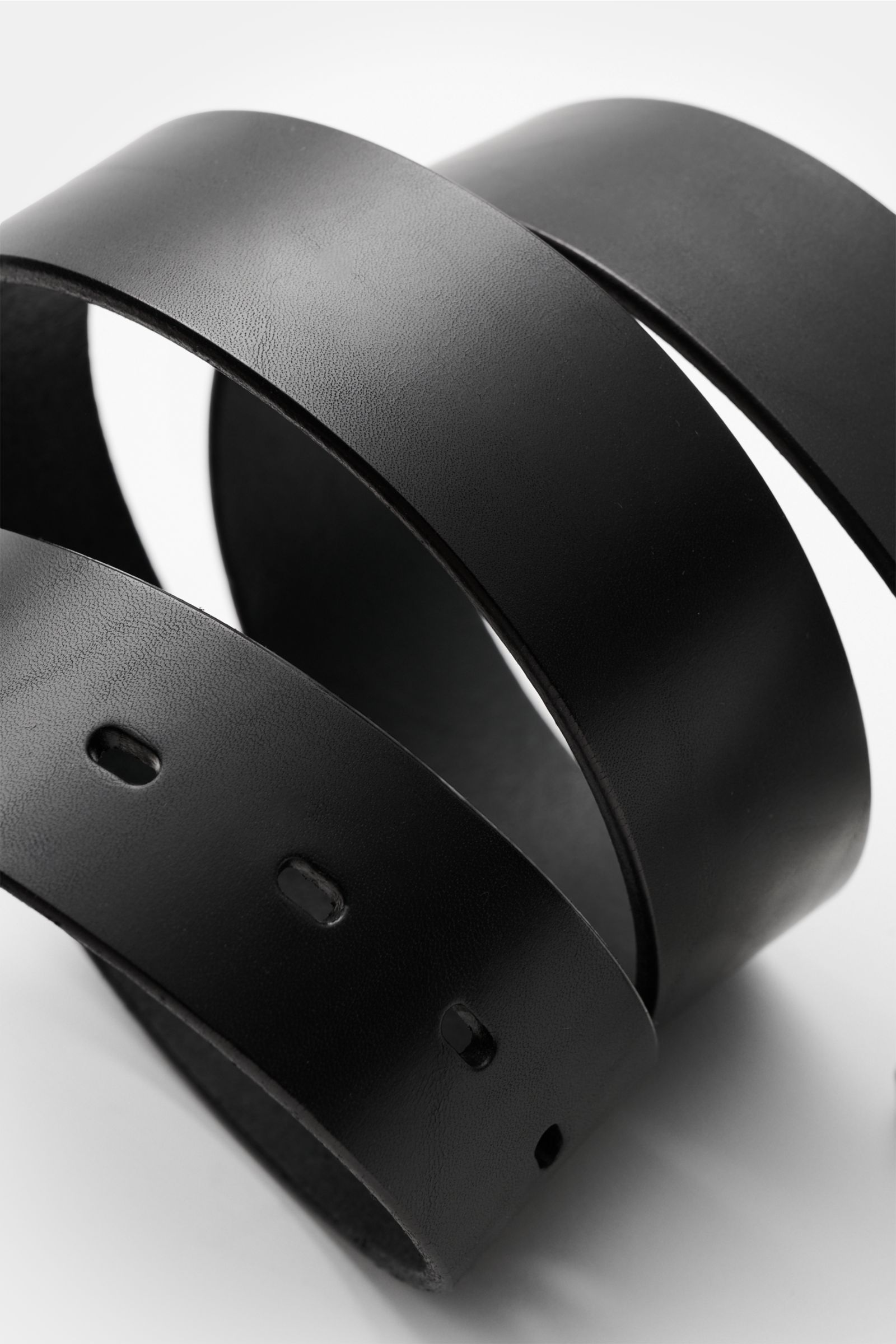 Fausto Colato Gürtel schwarz aus edlem Glattleder mit Messing-Dornschließe, 4 cm breit, aus schräger Nahaufnahme, Detail Gürtelband.