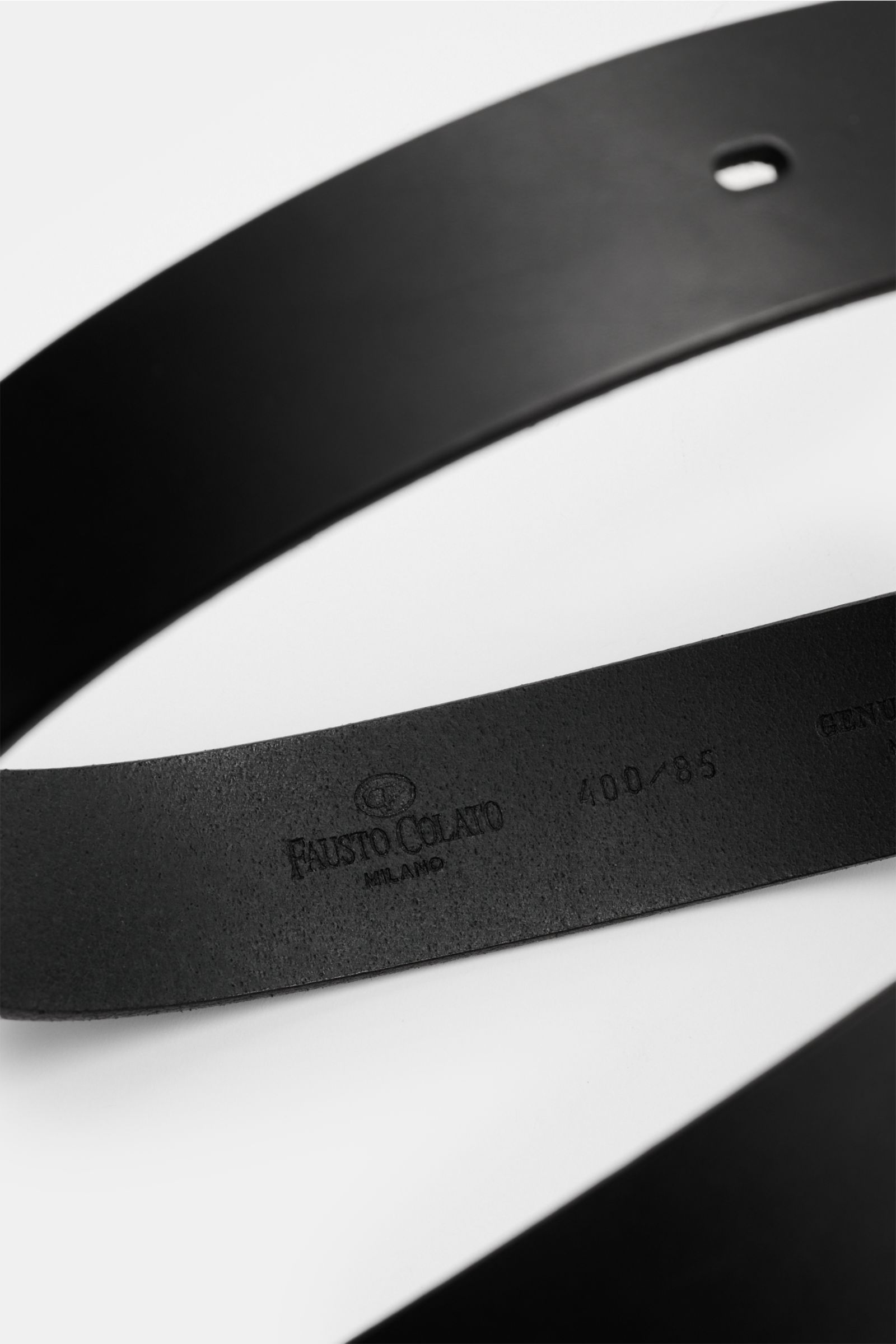 Fausto Colato Gürtel schwarz aus edlem Glattleder, ca. 4 cm breit, mit Dornschließe, Detailansicht von oben auf den Hosenbund.