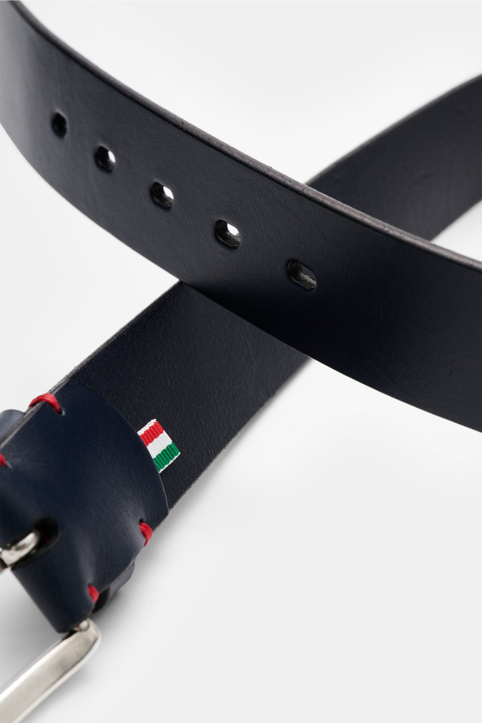 Fausto Colato Gürtel dark navy aus edlem Glattleder, ca. 4 cm breit, mit Messing-Dornschließe und Durchzugschlaufe, Detailaufnahme schräg von oben.