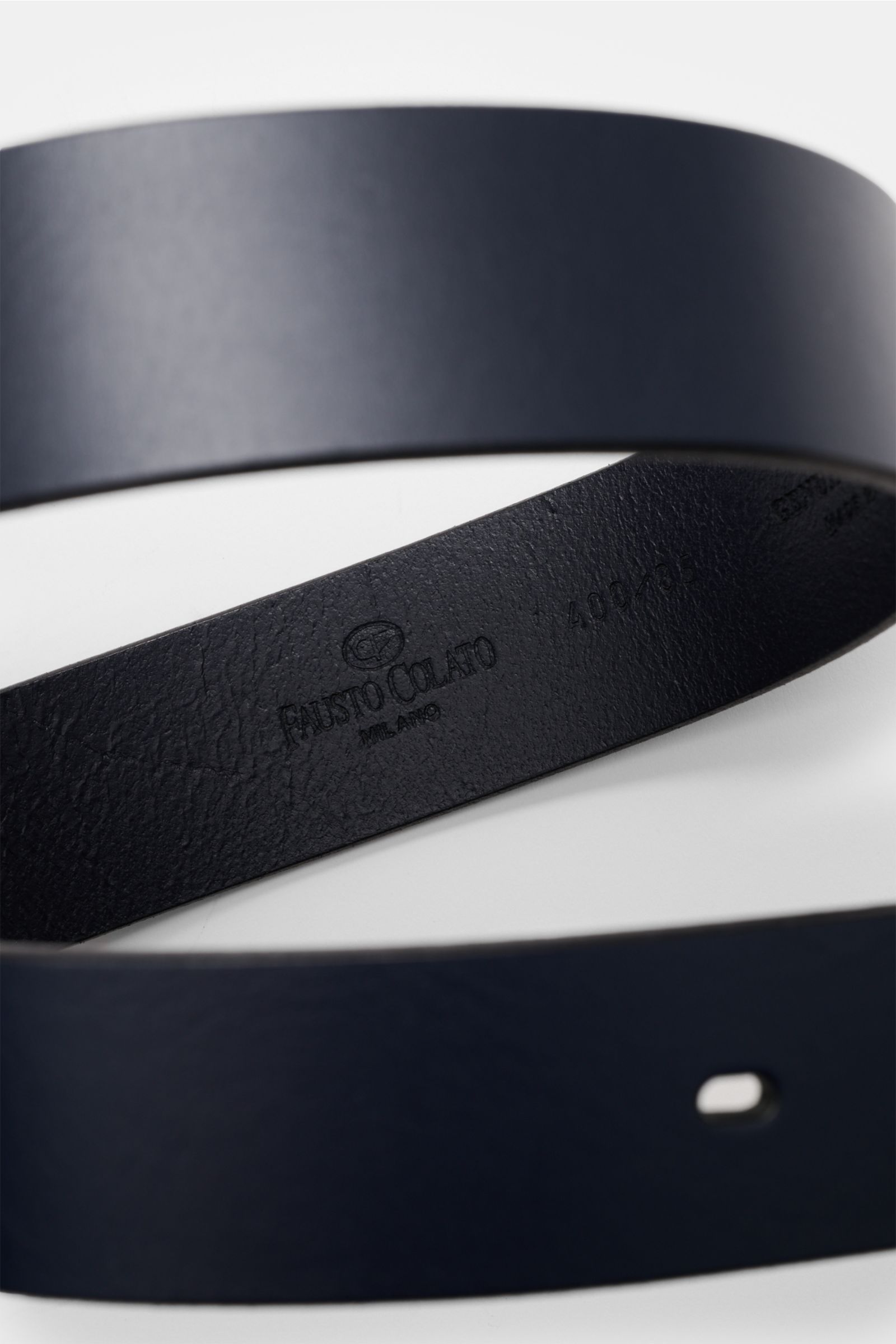 Fausto Colato Gürtel dark navy aus edlem Glattleder, ca. 4 cm breit, mit Dornschließe aus Messing, Detailfoto von oben.