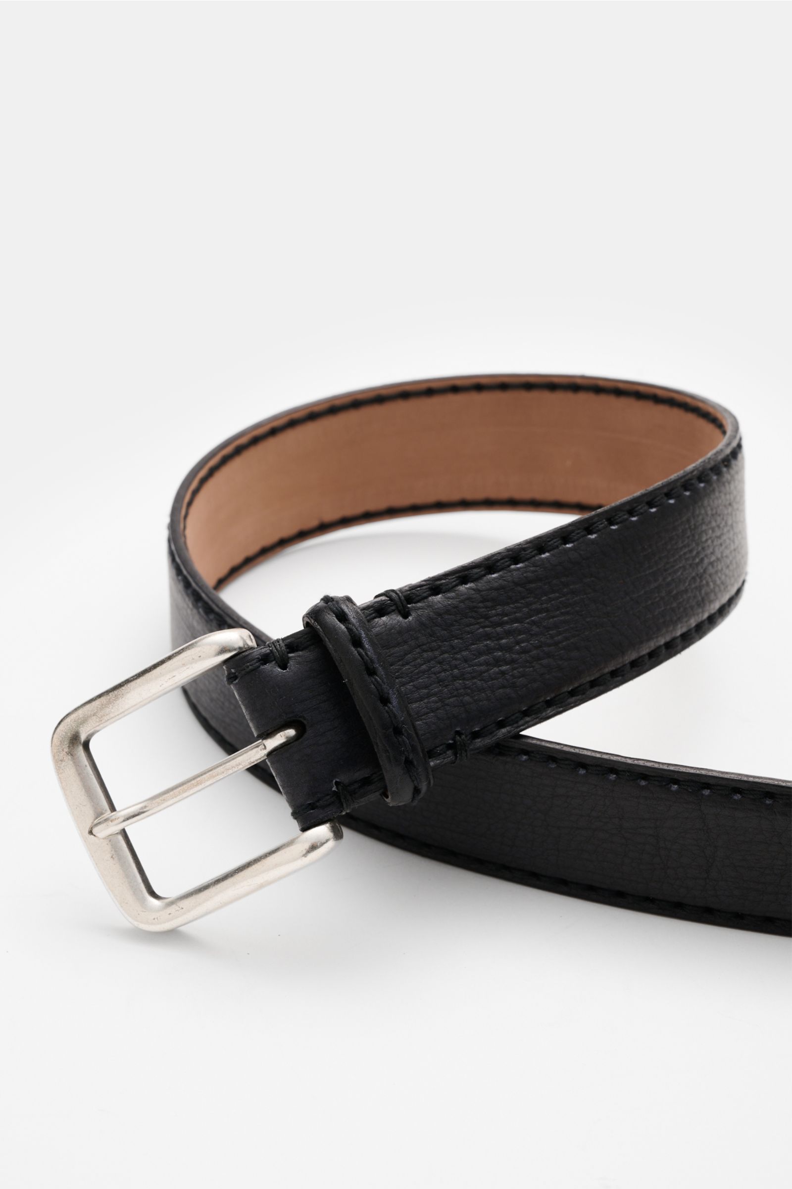 Fausto Colato Gürtel Bisonleder schwarz, genarbtes Bisonleder, Dornschließe aus Messing, Durchzugschlaufe, Made in Italy, Seitenansicht.