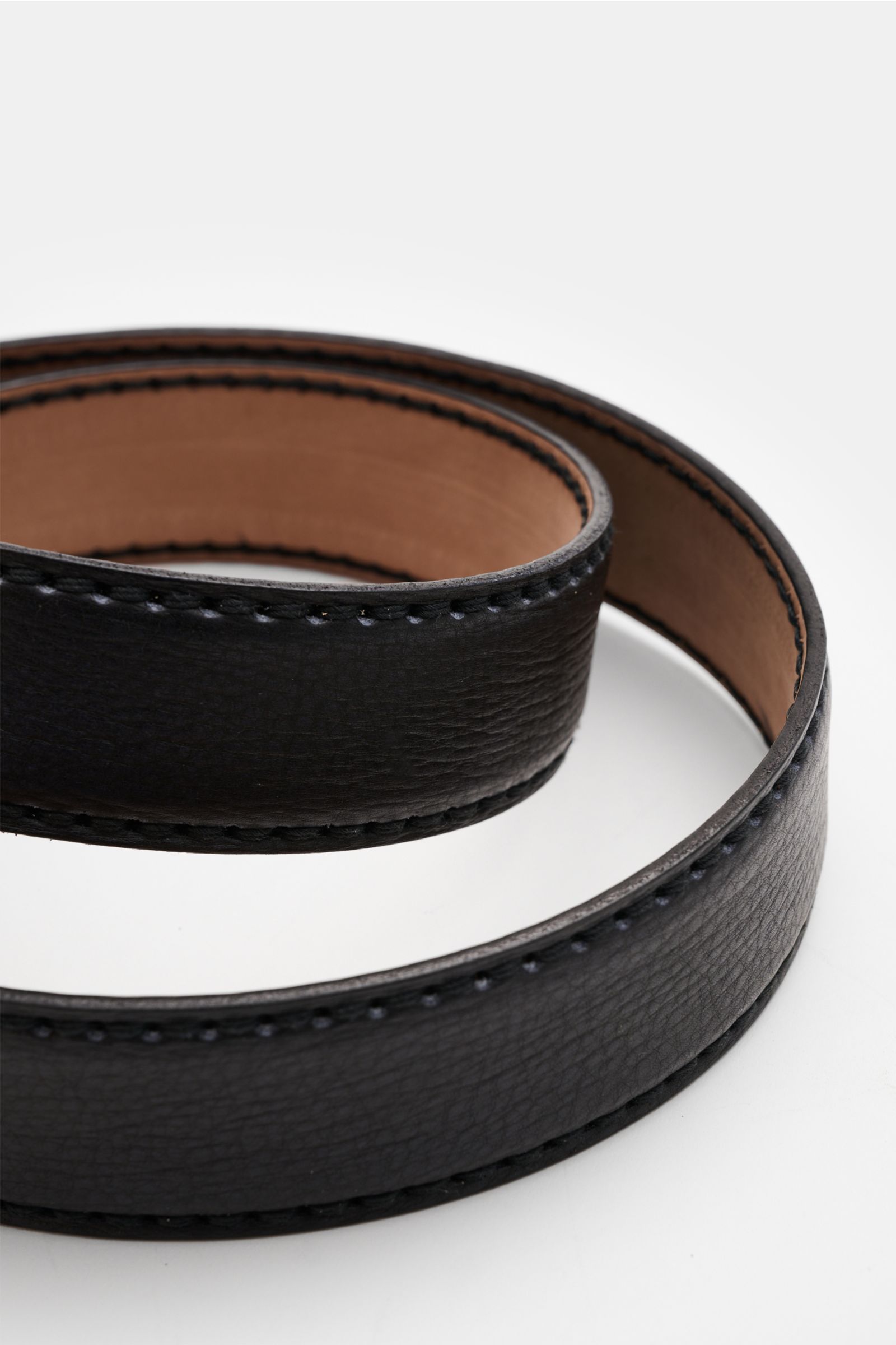 Fausto Colato Gürtel Bisonleder schwarz, spiralförmig liegend, genarbtes Bisonleder, Dornschließe Messing, Made in Italy, luxuriös.