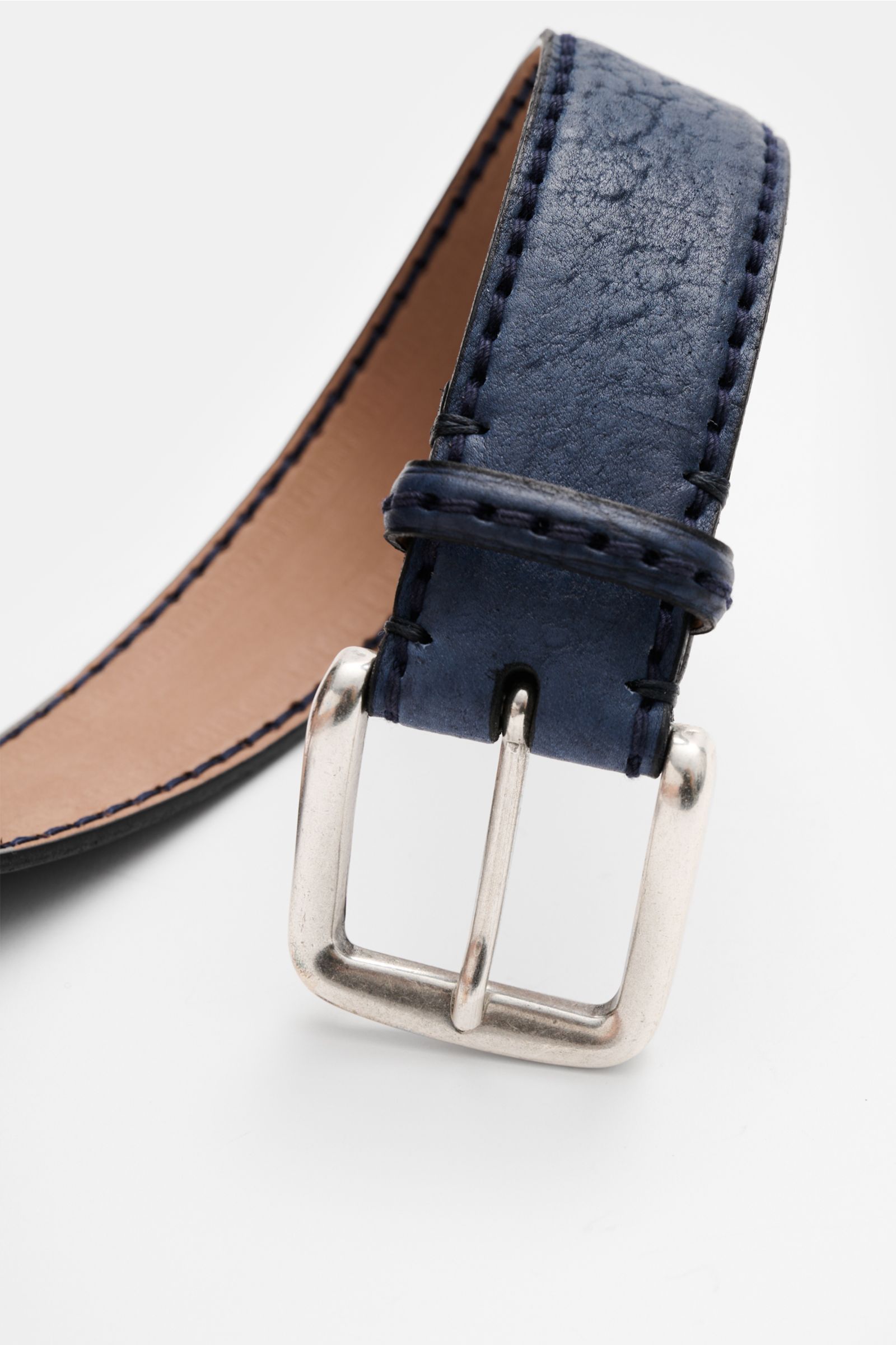 Fausto Colato Gürtel Bisonleder dunkelblau aus genarbtem Bisonleder, Dornschließe Messing, eine Durchzugschlaufe, Made in Italy, Nahaufnahme von vorne.