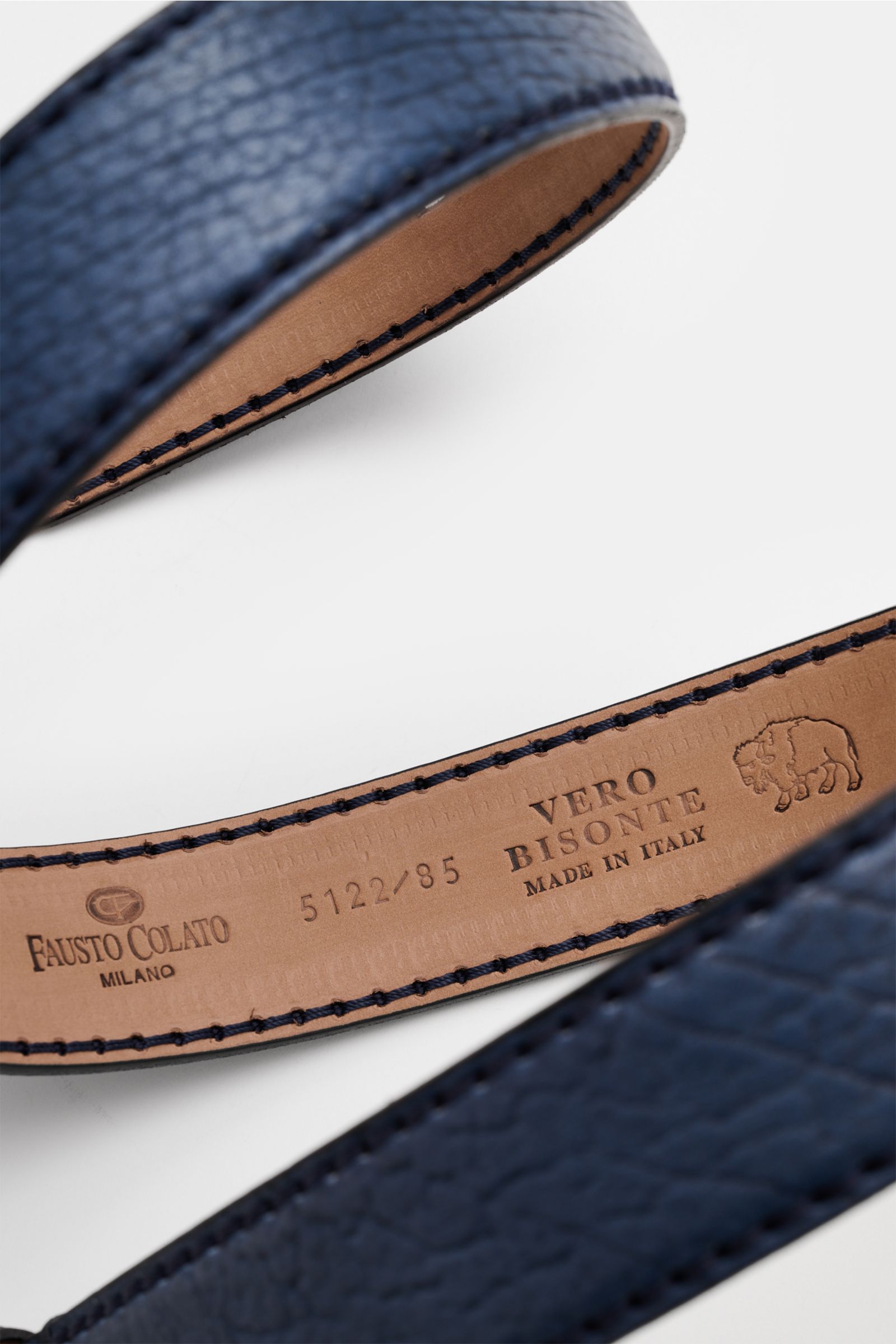 Nahaufnahme des Fausto Colato Gürtel Bisonleder dunkelblau von unten, genarbtes Bisonleder, Dornschließe Messing, Made in Italy.