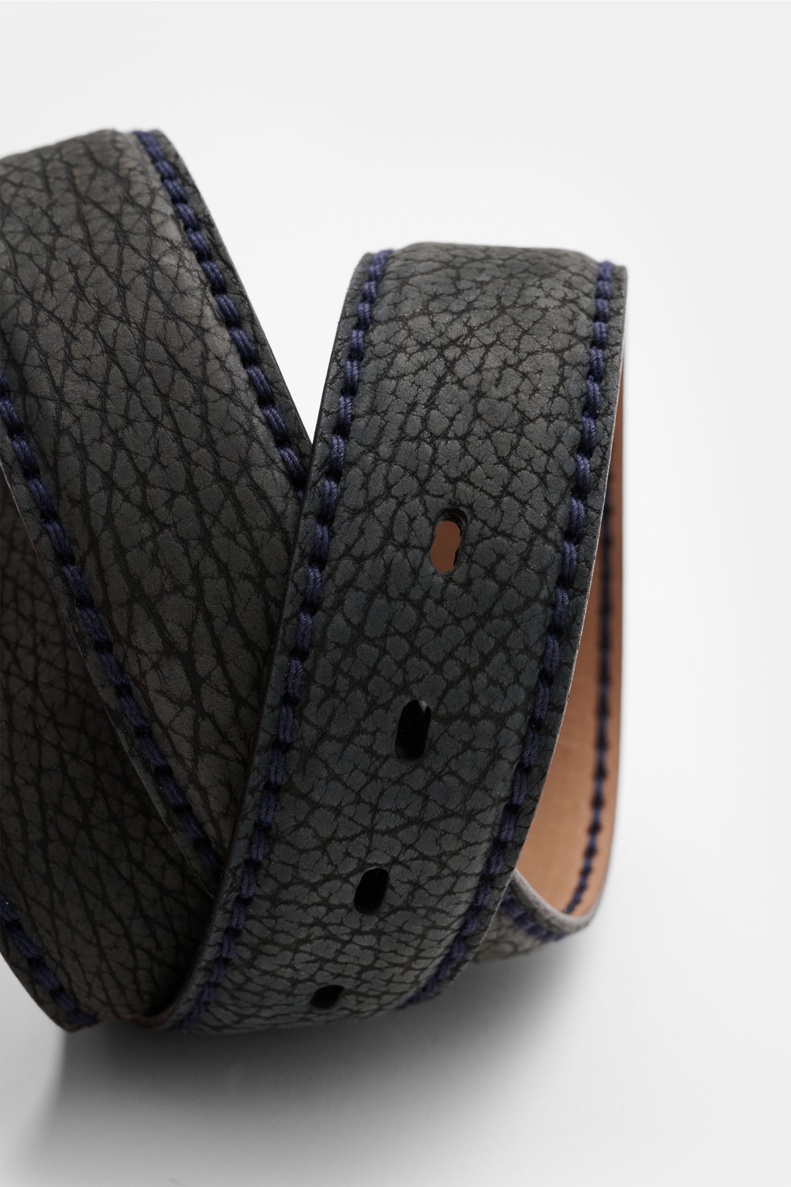 Nahaufnahme des Fausto Colato Gürtel Bisonleder graublau aus weichem, genarbtem Bisonleder mit blauen Nähten, Dornschließe aus Messing, Made in Italy.