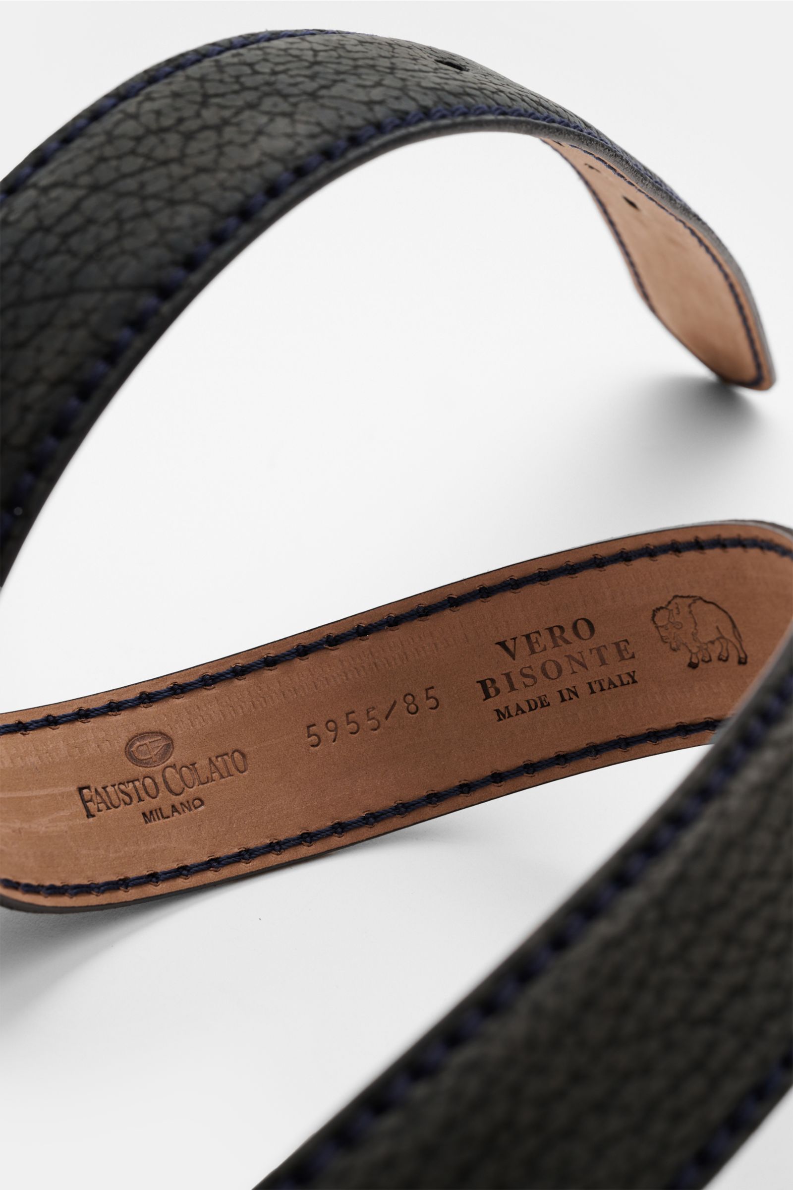 Fausto Colato Gürtel Bisonleder graublau, weich genarbt, Detailansicht innen mit Made in Italy Prägung, Dornschließe aus Messing.