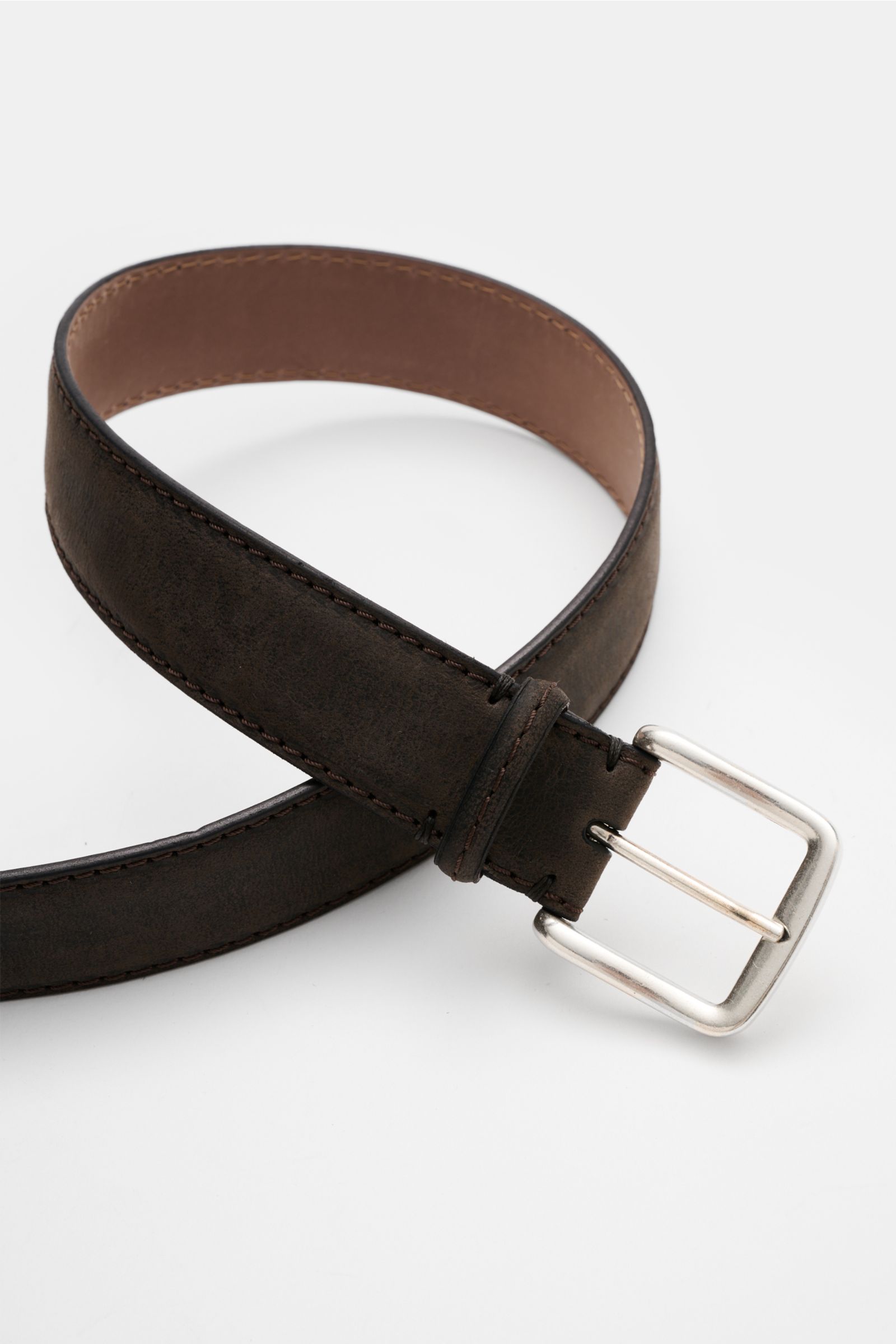 Fausto Colato Gürtel Antilopenleder graubraun aus edlem Antilopenleder mit feiner Narbung, Dornschließe aus Messing, eine Durchzugschlaufe, seitlich fotografiert.