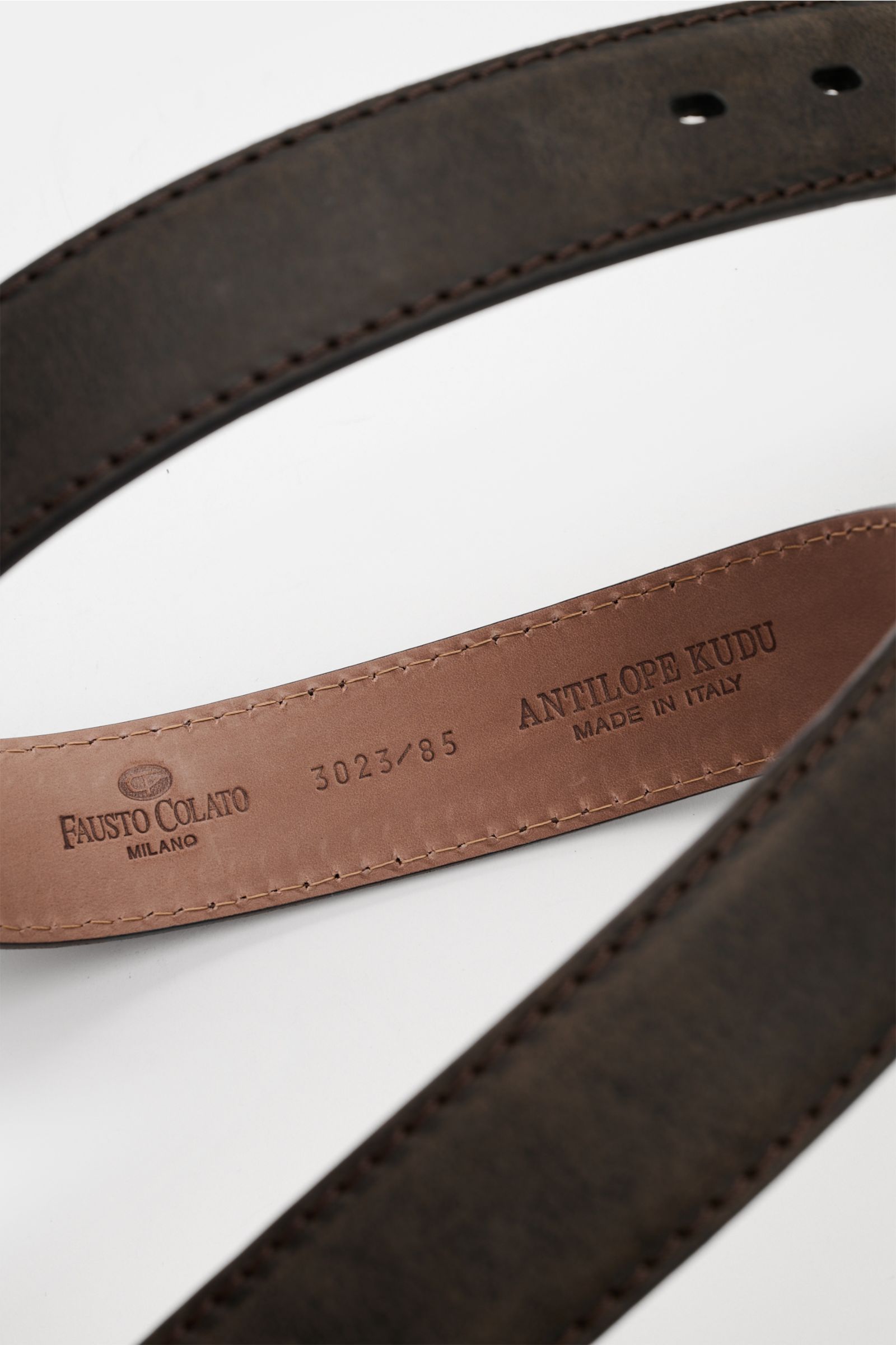 Fausto Colato Gürtel Antilopenleder graubraun von innen fotografiert, edles Kudu-Leder mit feiner Narbung, Messing-Dornschließe, Durchzugschlaufe.